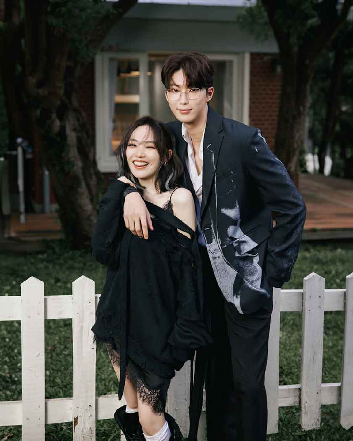 閻奕格(左起)、金雲