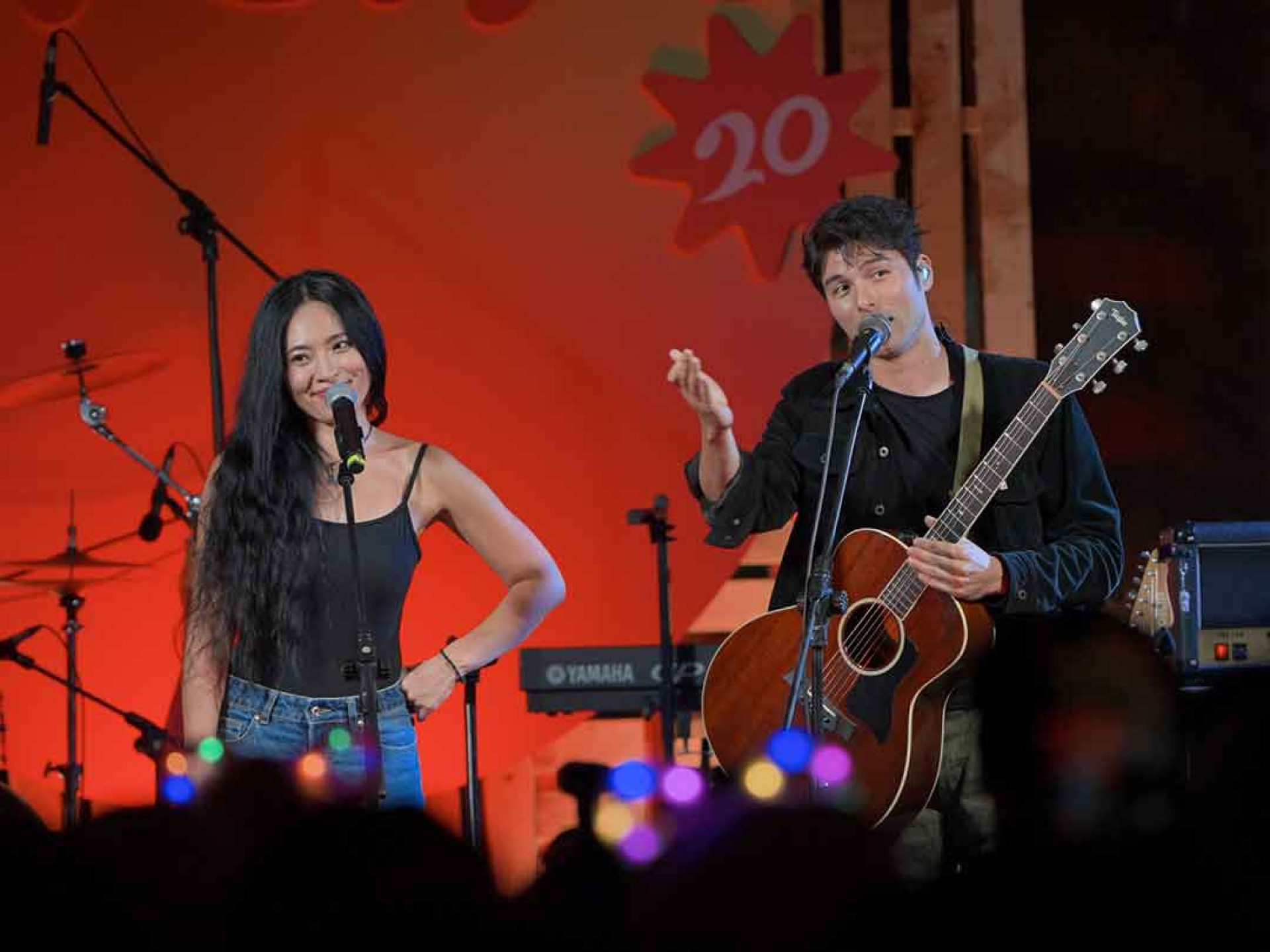 與鳳小岳(右)跨國友情站台激情共演兩曲 現場觀眾感動落淚