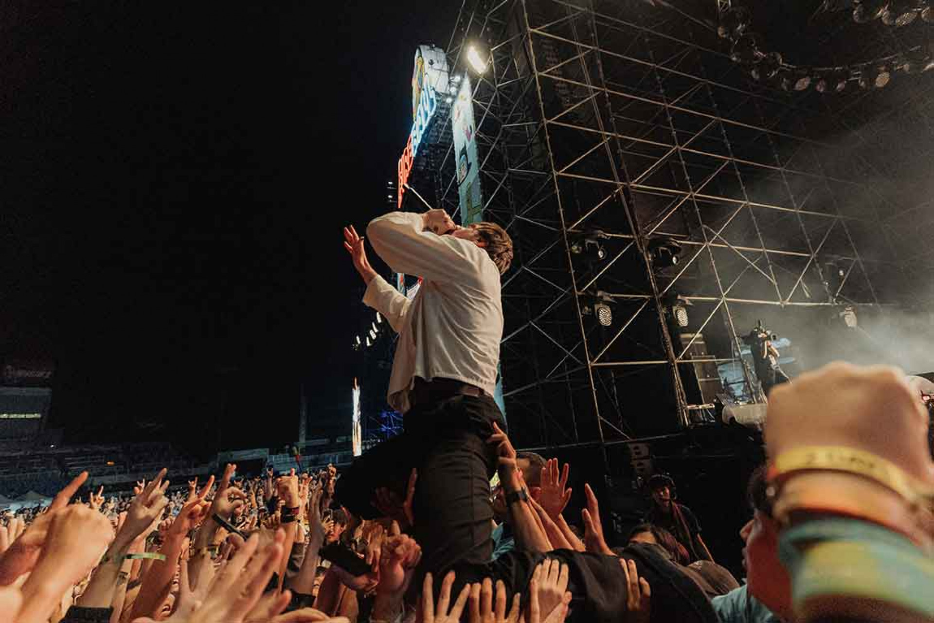 While She Sleeps 主唱Lawrence Taylor 站上護城河與聽眾互動