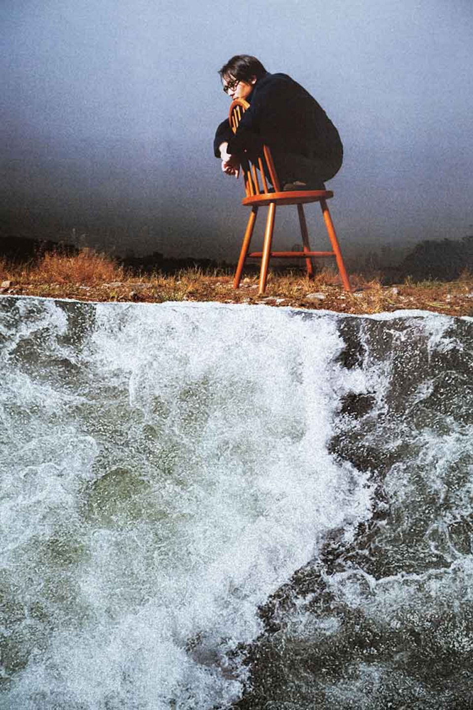 楊世暄曾是樂團「烏鴉地板」成員，也是草東沒有派對上一代Bass手