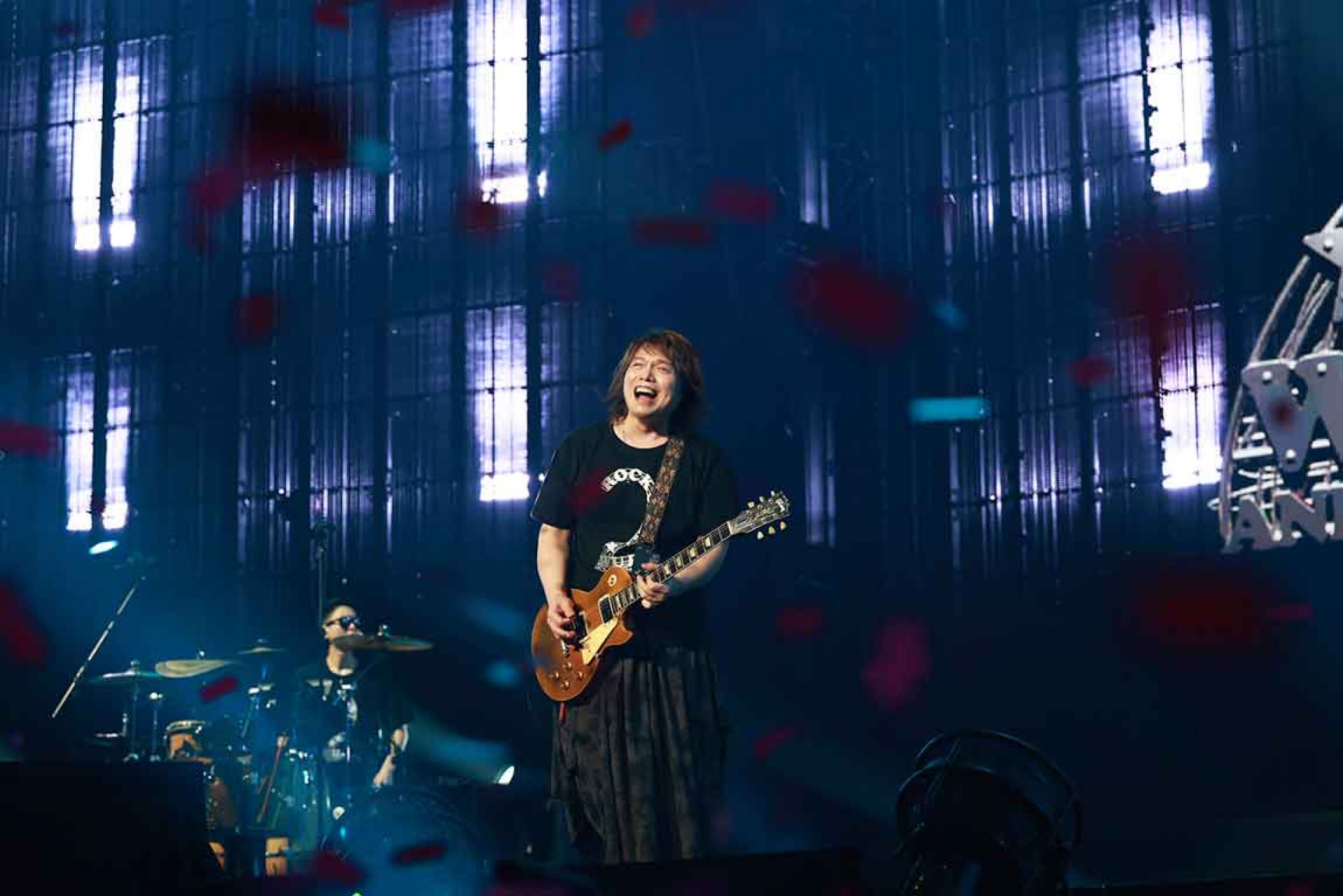 高雄巨蛋超過萬名觀衆們欣喜若狂,合唱聲響徹雲霄