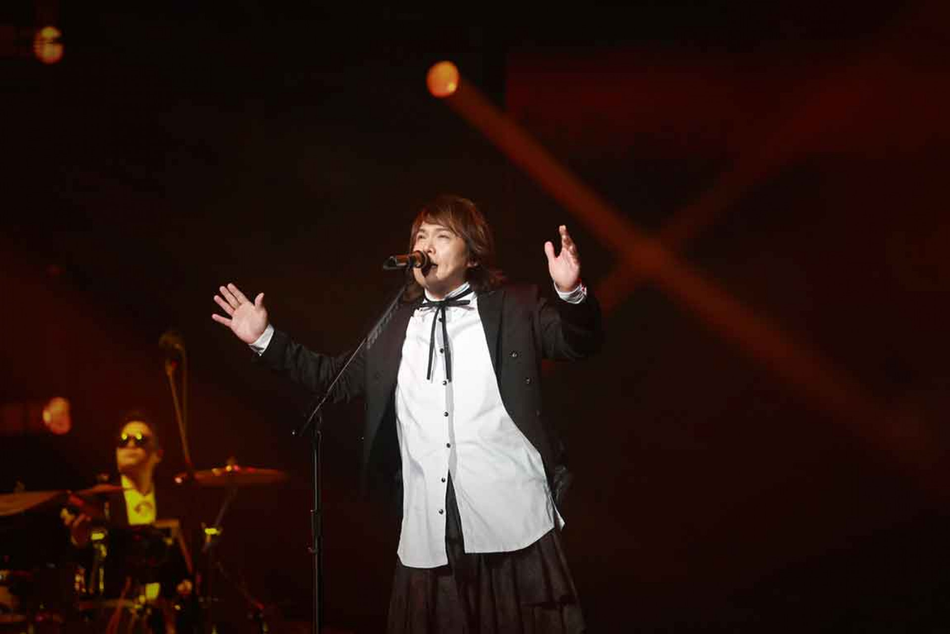 伍佰特別在第一天安可曲橋段，加碼台語歌〈樹枝孤鳥〉