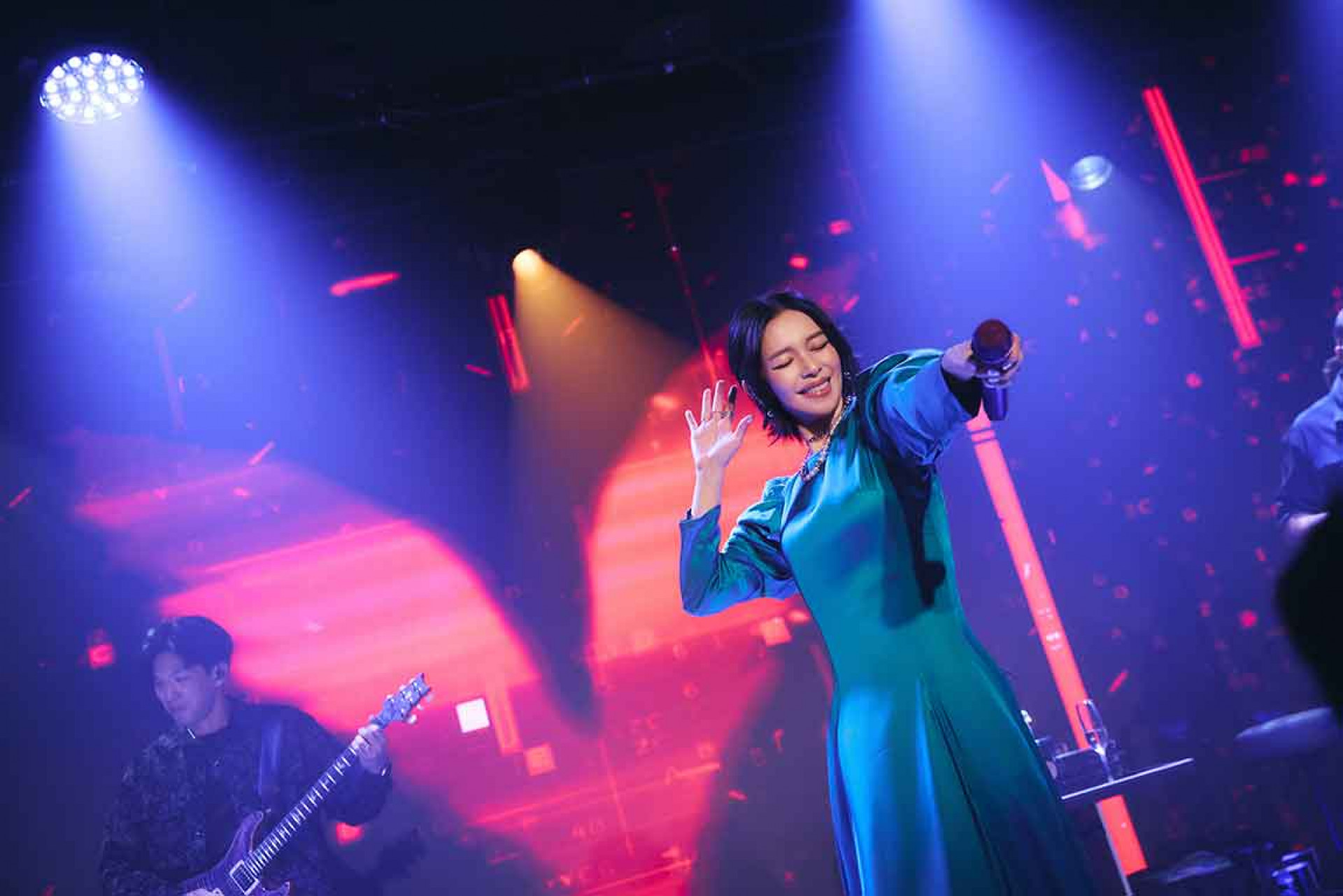 安可演唱〈不敗的戀人〉時,粉絲都舉起毛巾,跟著Vivian一起揮舞