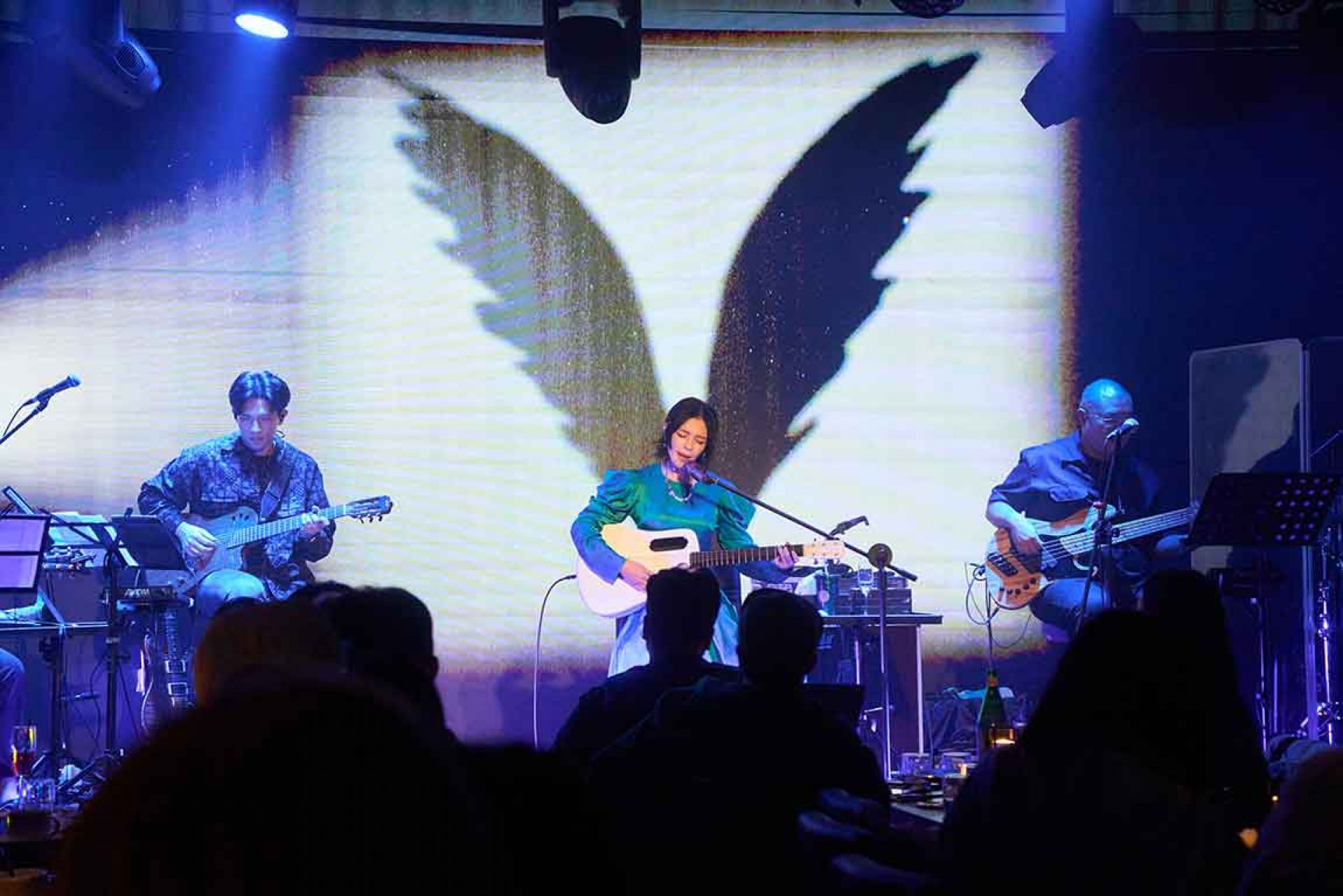 以「翅膀 V」視覺為核心 首次挑戰吉他自彈自唱