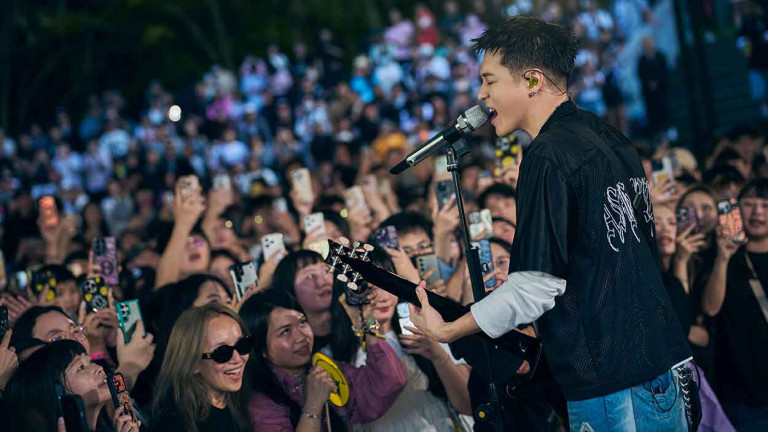 周湯豪極限運動場開趴！獻上超誠意的零距離 感性直呼：「我們就像一個family！」