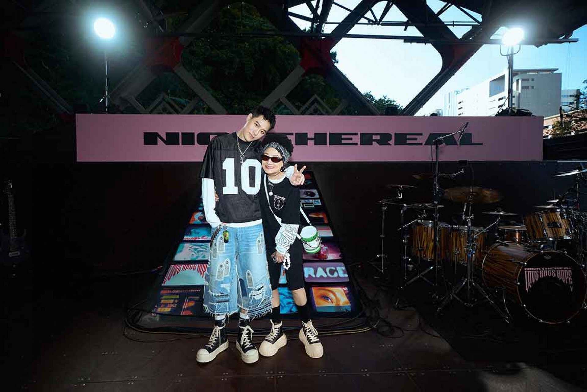 媽媽比莉默默地出現在人群中、用行動支持周湯豪