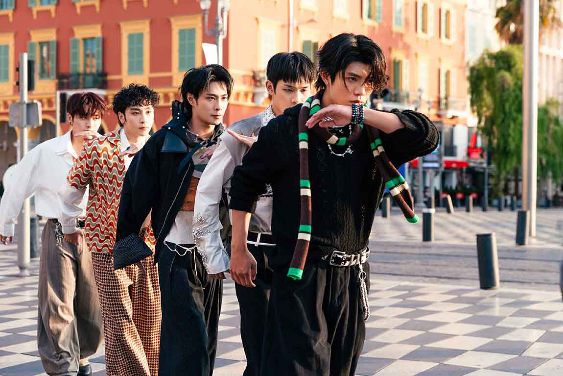 (左起)承隆、家齊、MAX、浦洋、峻廷飛行9900公里前進南法拍新歌MV(華納音樂提供)