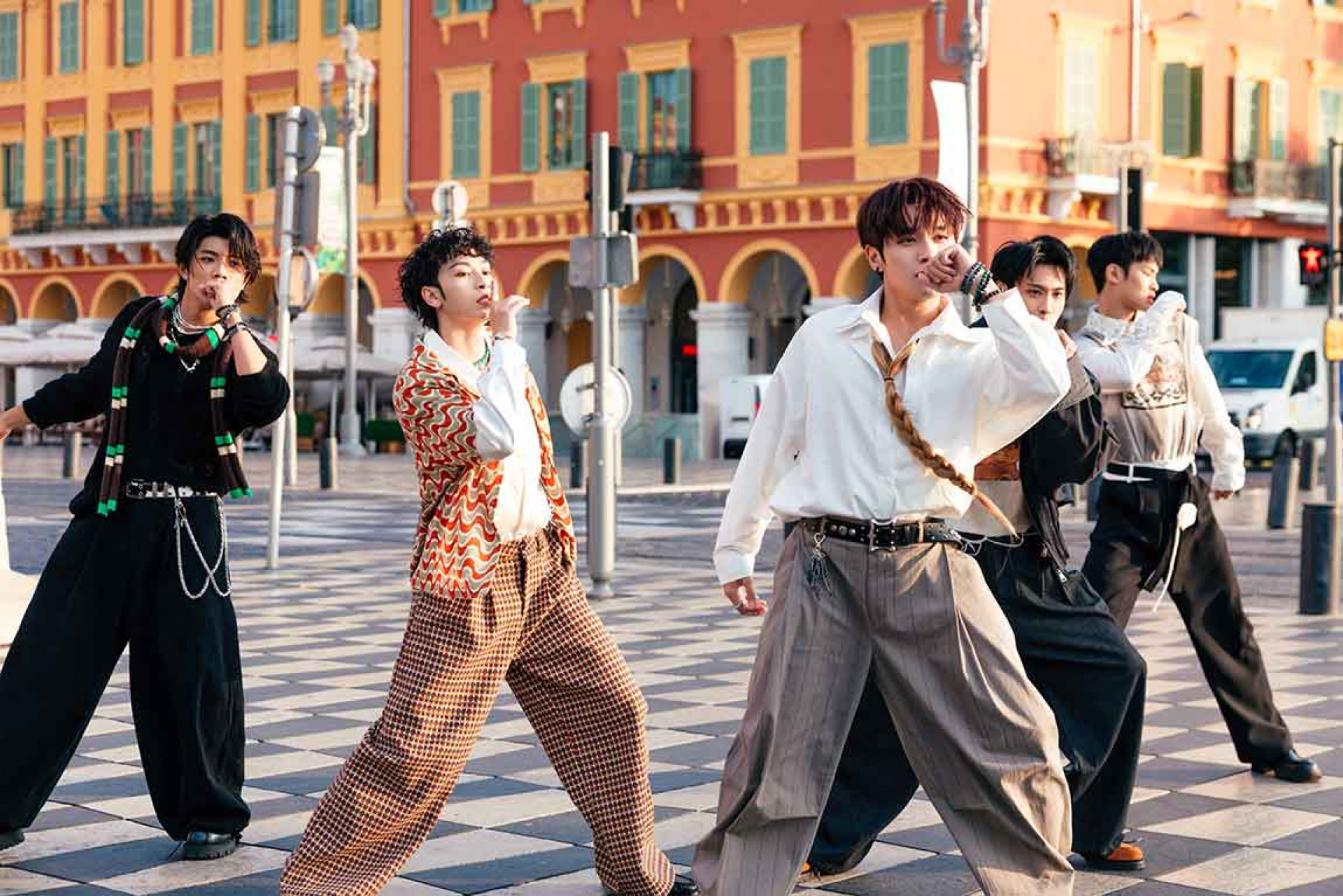 人氣男團FEniX全新大碟《參》11月25日全面預購12月19日正式發行（左起峻廷、家齊、承隆、MAX、浦洋）（華納音樂提供）