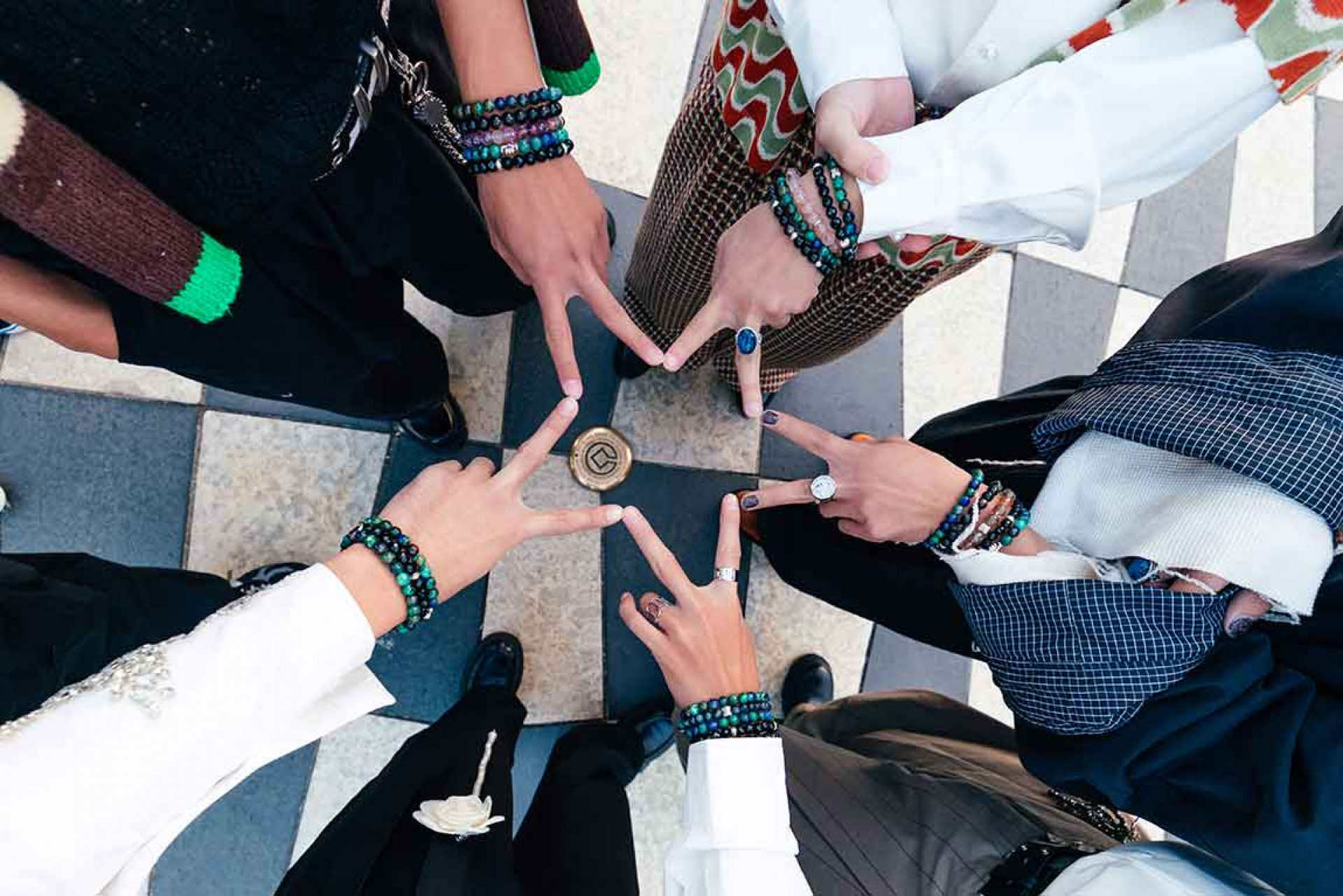 呼應這次專輯造型的大量水晶串珠飾品,專輯將附上鳳凰石小礦石以及鳳凰能量祝福小卡,希望能夠傳遞給粉絲滿滿愛的好能量(華納音樂提供)