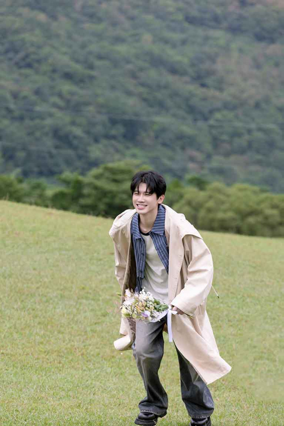 山中取景 拍MV遇到陰雨天 肌力成考驗 自虧：我是在參加體能大賽嗎？