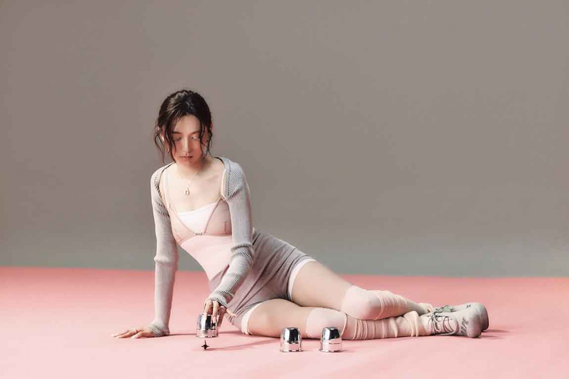 獨特的白色睫毛造型，增添神秘的氣息