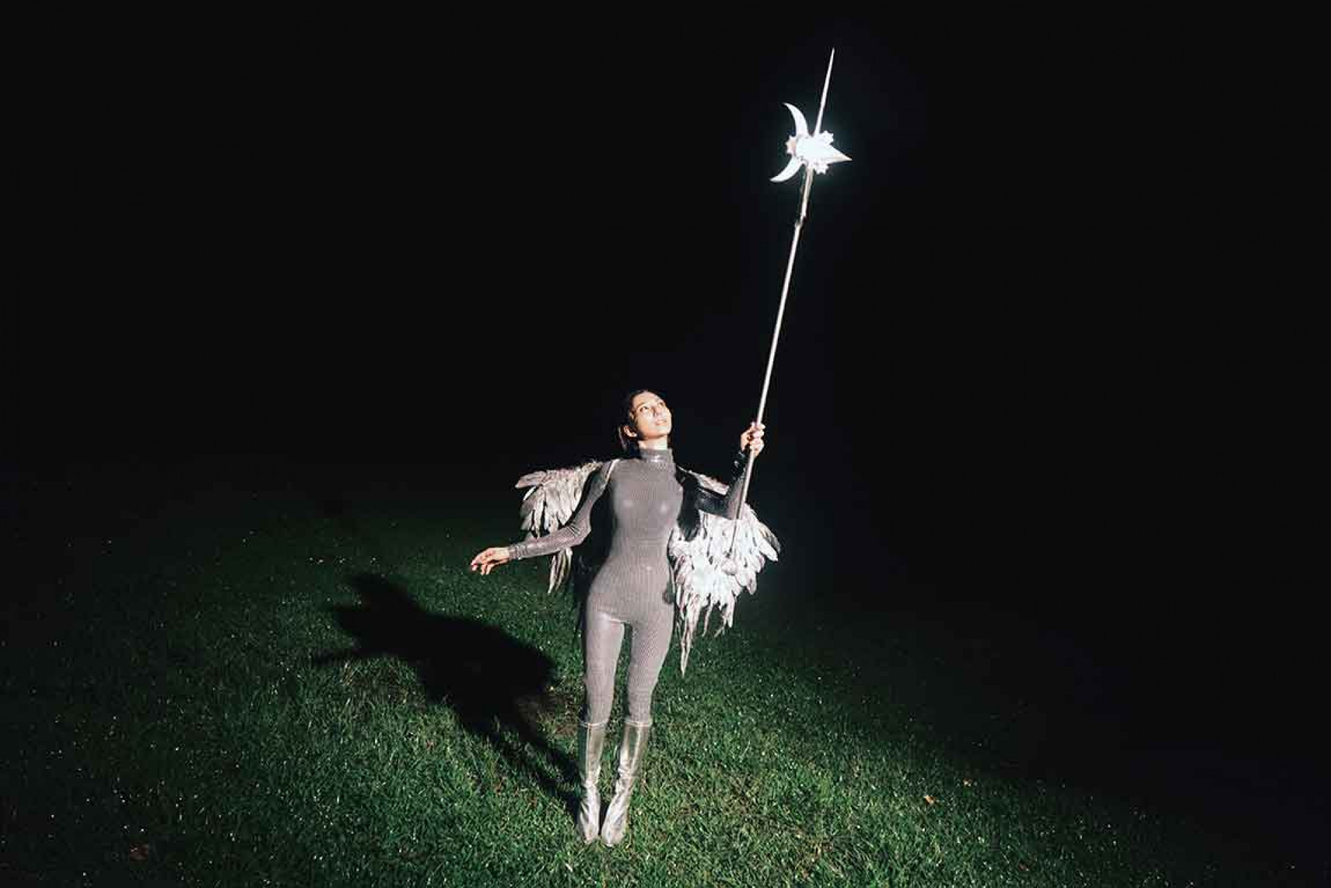 背上羽毛翅膀變身天使 貼身銀色連身造型展現美麗曲線