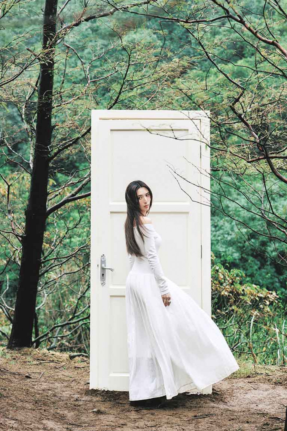 黃瑋昕MV一人化身三角 脫俗全白造型 遊走山林