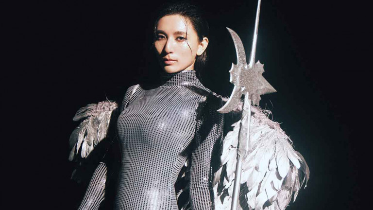 Haezee黃瑋昕全新專輯《UNLOCKED》中靈魂曲目〈我為未知活著〉MV裡背上羽毛翅膀變身天使 大雨拍攝冷到發抖