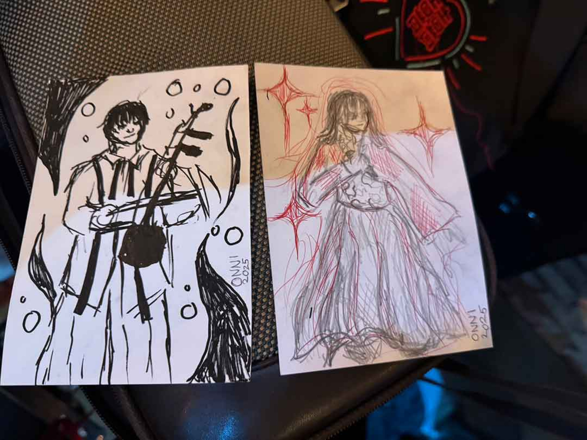 芬蘭樂迷在台下即時素描圖畫恆月三途台上演出的模樣