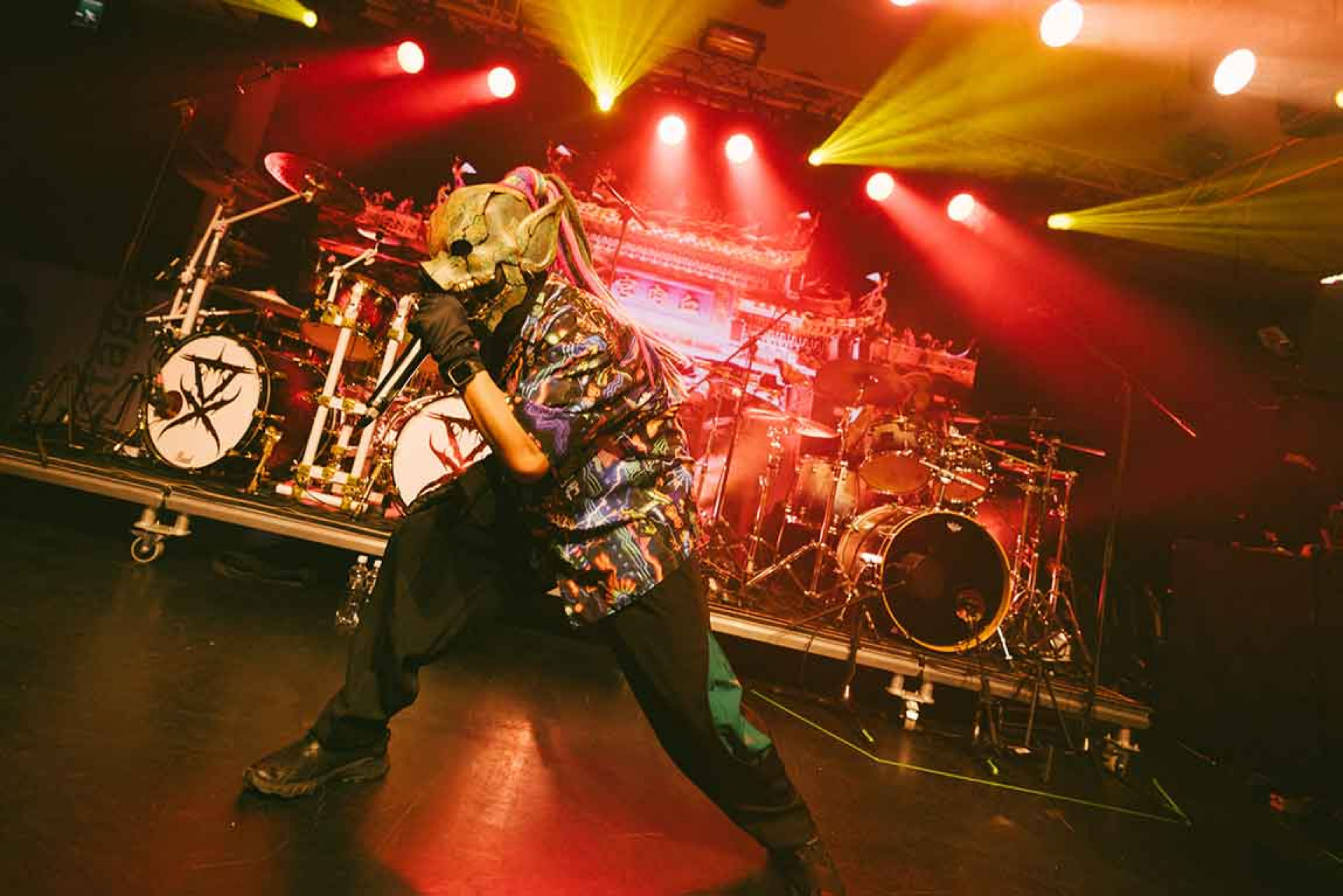 血肉果汁機主唱GIGO以招牌豬頭面具登場