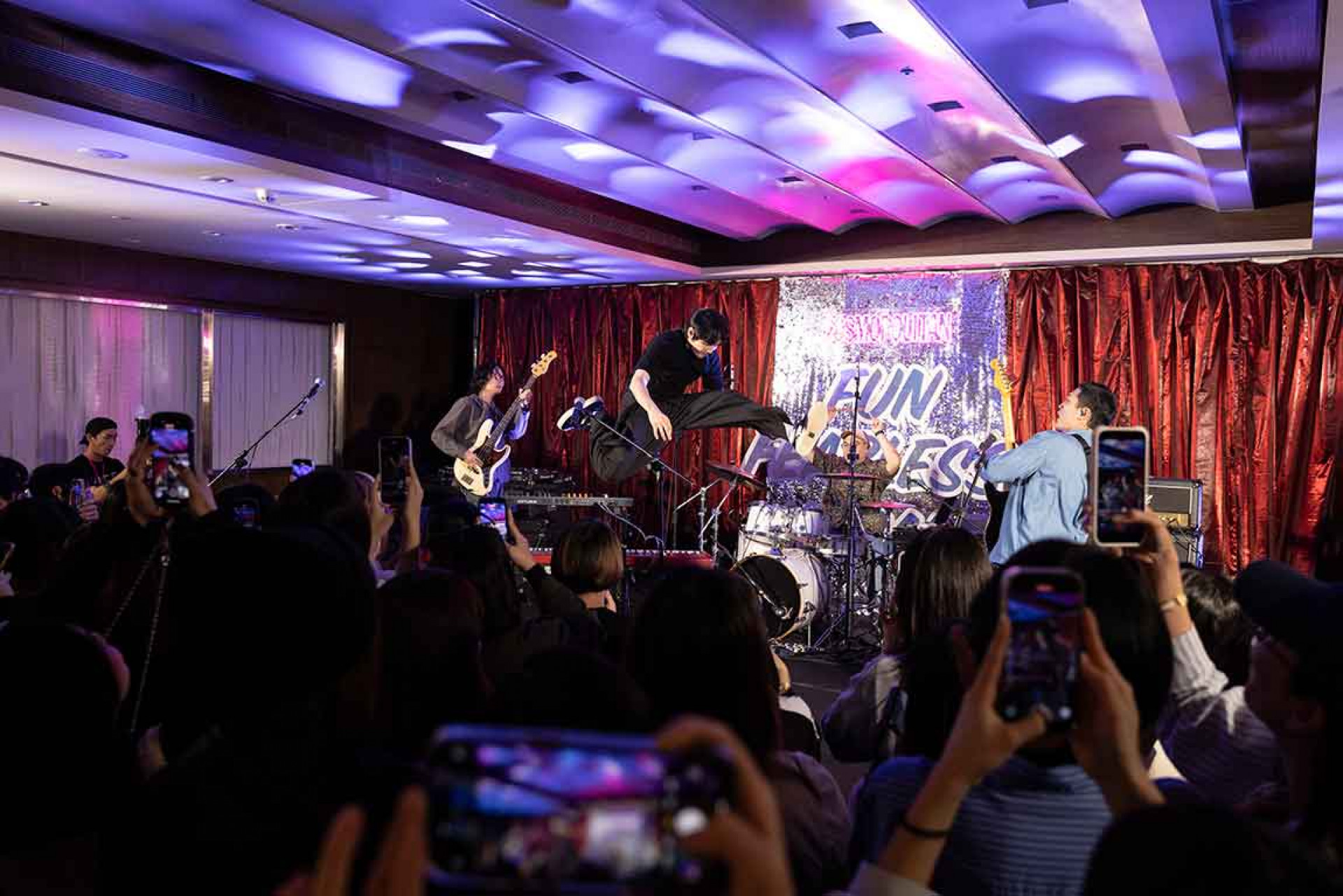 宇宙人帶著〈不曾寧靜的夜〉穿越回1986開萬人派對。（相信音樂提供）