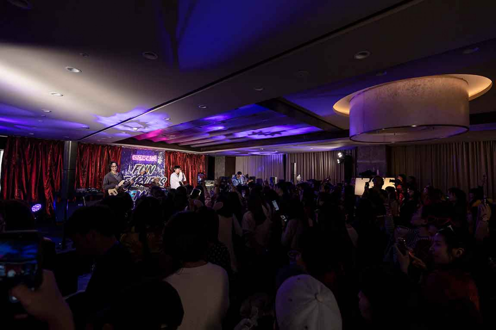 宇宙人帶領全場觀眾隨著旋律搖擺。（相信音樂提供）