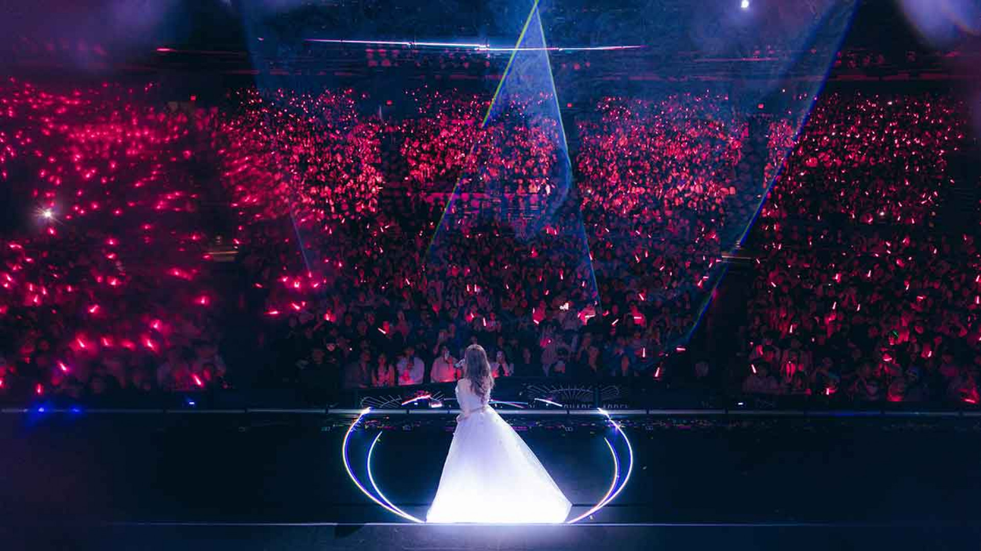 香港大埔火災哀悼片刻 王心凌與全場共同默哀