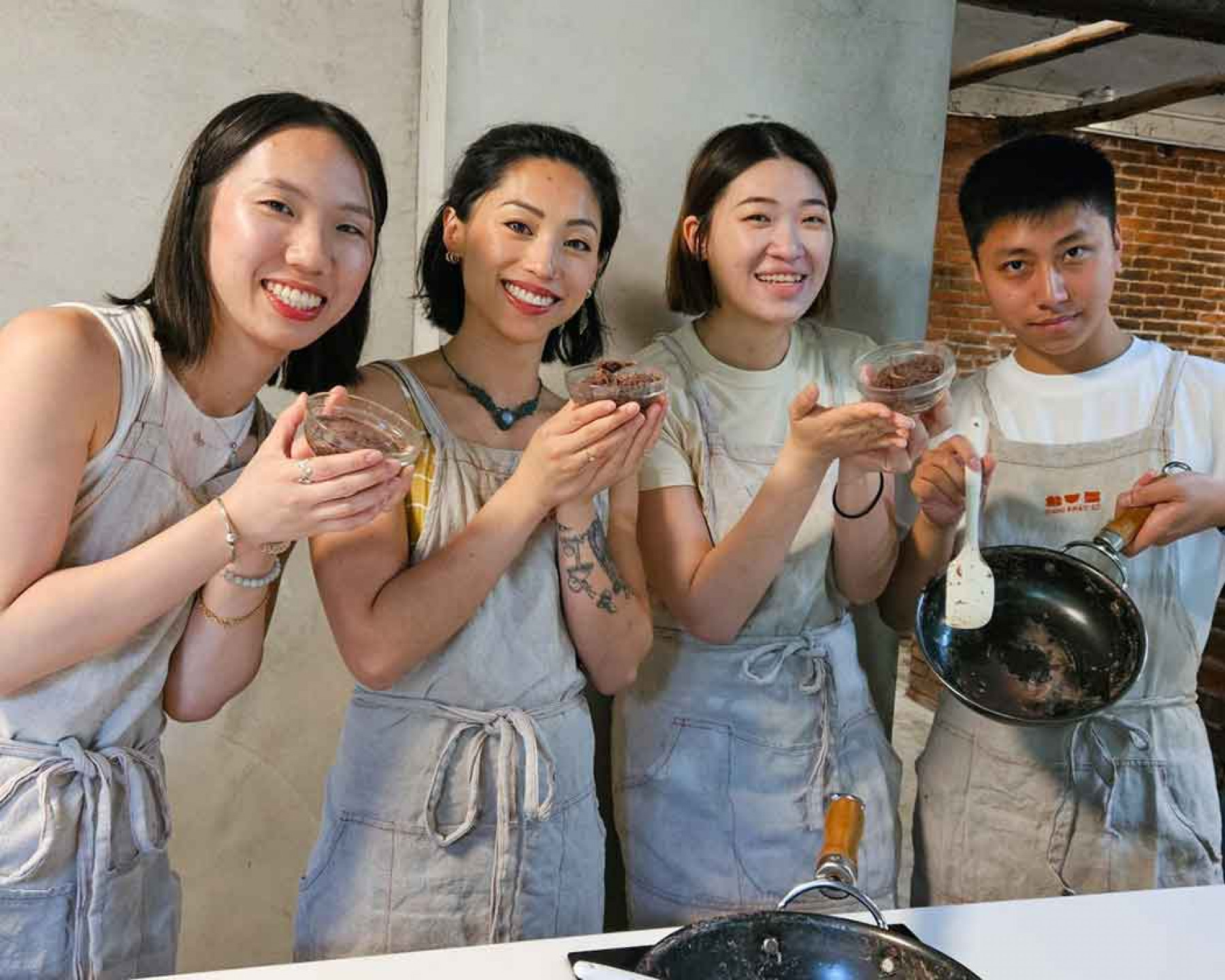 「雙口呂 Siang kháu Lū 文化廚房」做粄工作坊（左起：Jacq Teh 鄭寶欣、Van Lefan 樂凡、邱淑蟬）（照片提供：Jade Music Fest）