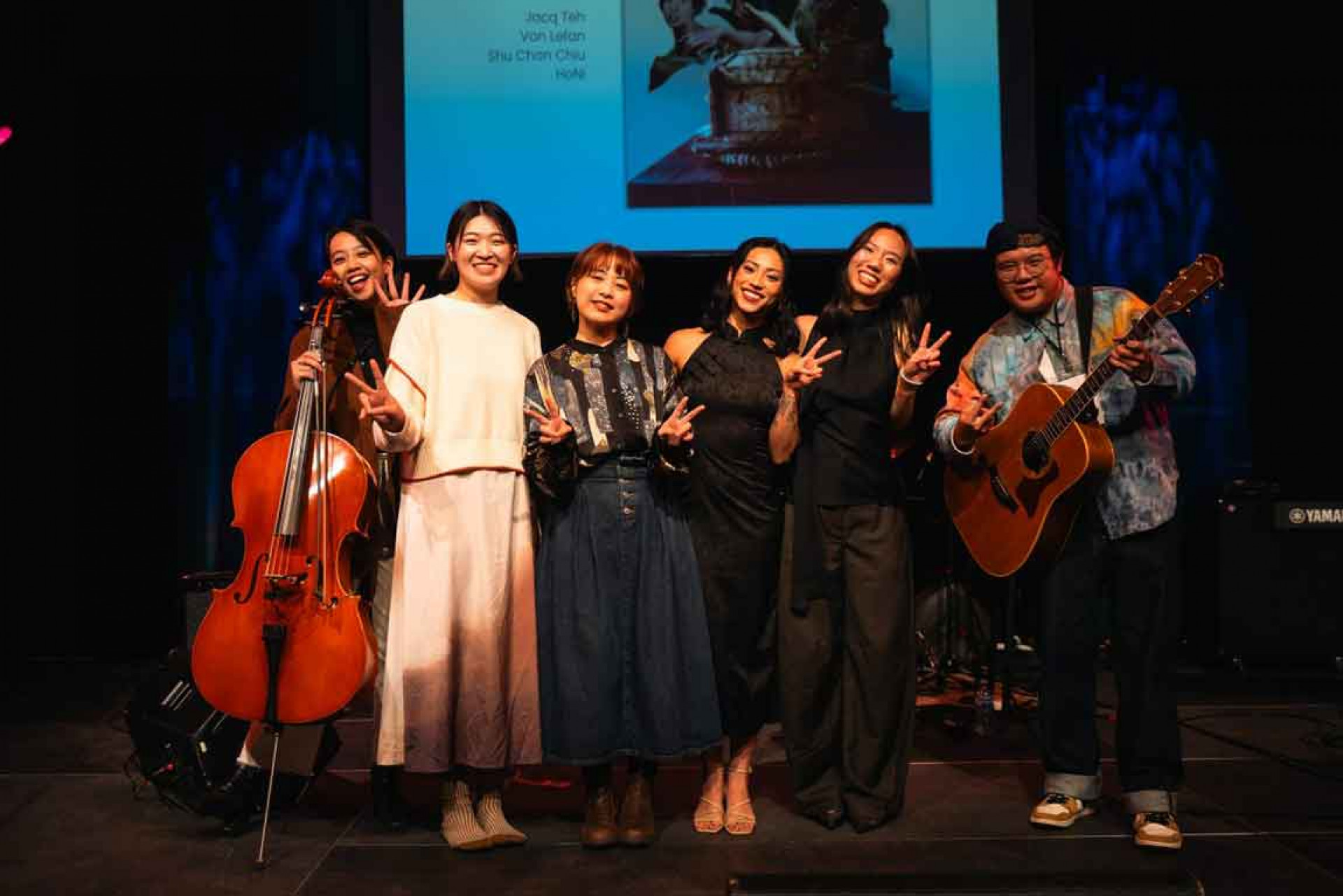 Jade Music Fest 首唱〈定定仔行〉(左起:好日大提琴手之之、邱淑蟬、好日主唱憶慈、Van Lefan 樂凡、Jacq Teh 鄭寶欣、好日吉他手美帆)(照片提供:Cale Tian )