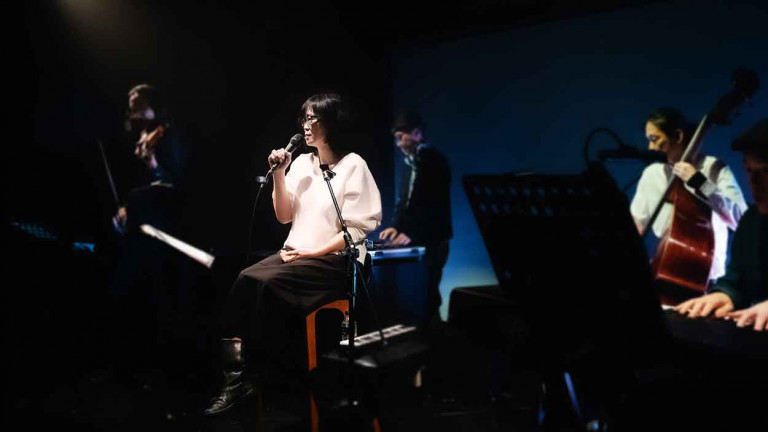 睽違六年！重量級音樂人雷光夏舉辦《時空的縫隙》親密音樂會 母親手稿奇幻呼應舞台