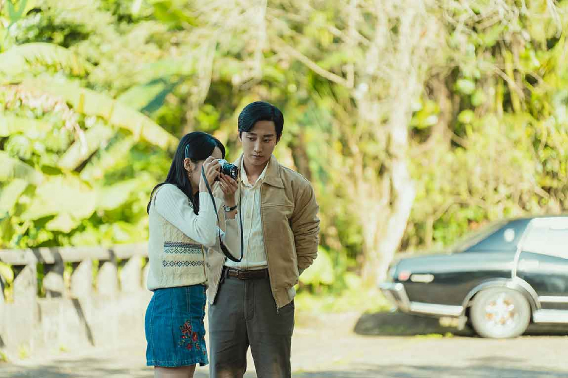 韓流影歌雙棲的振永JINYOUNG(右)、金鐘得主李沐(左)和宋柏緯主演的電影《那張照片裡的我們》