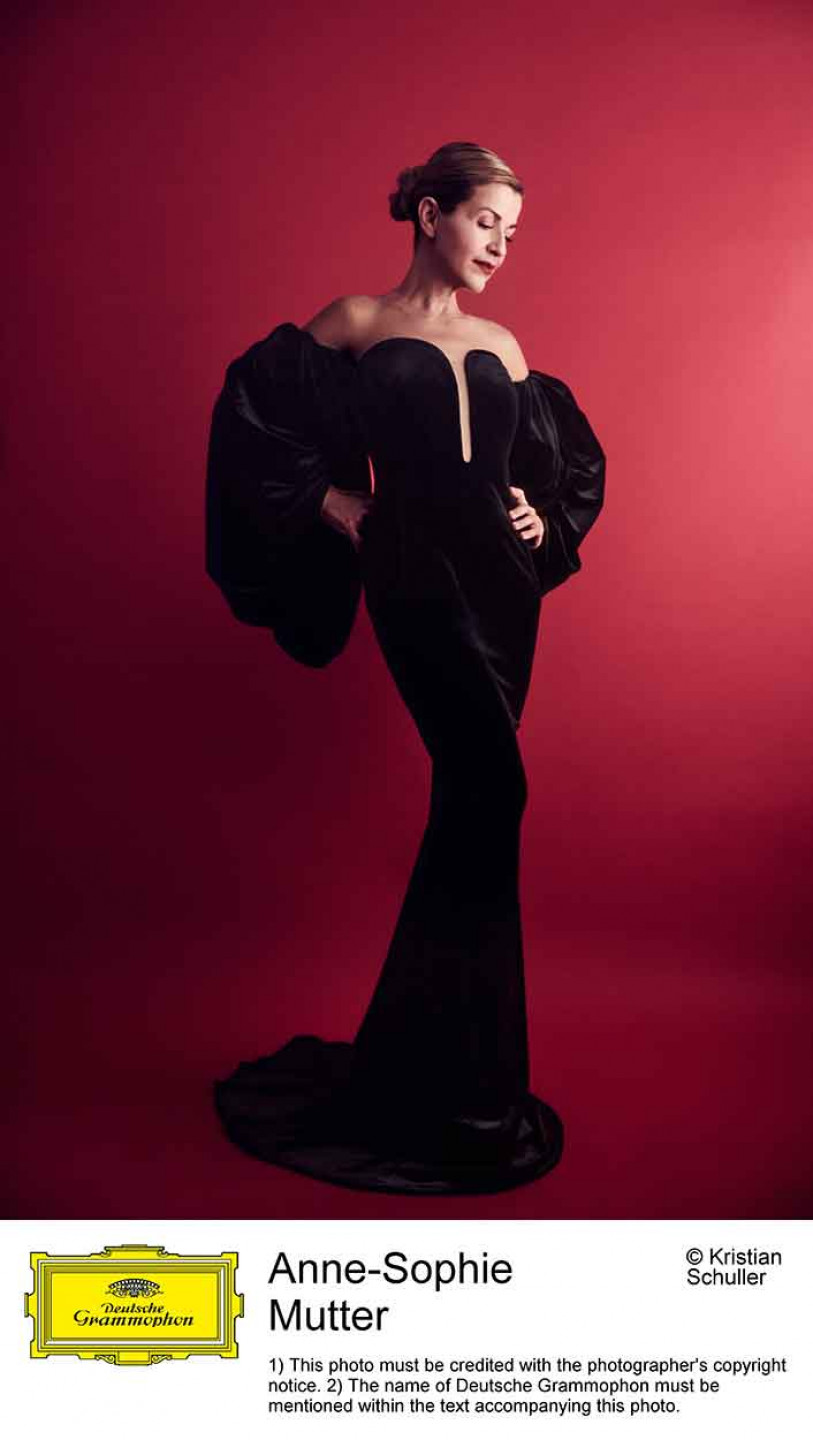 慕特年輕時以一身露肩禮服與史特拉底瓦里名琴成為樂迷心中的女神