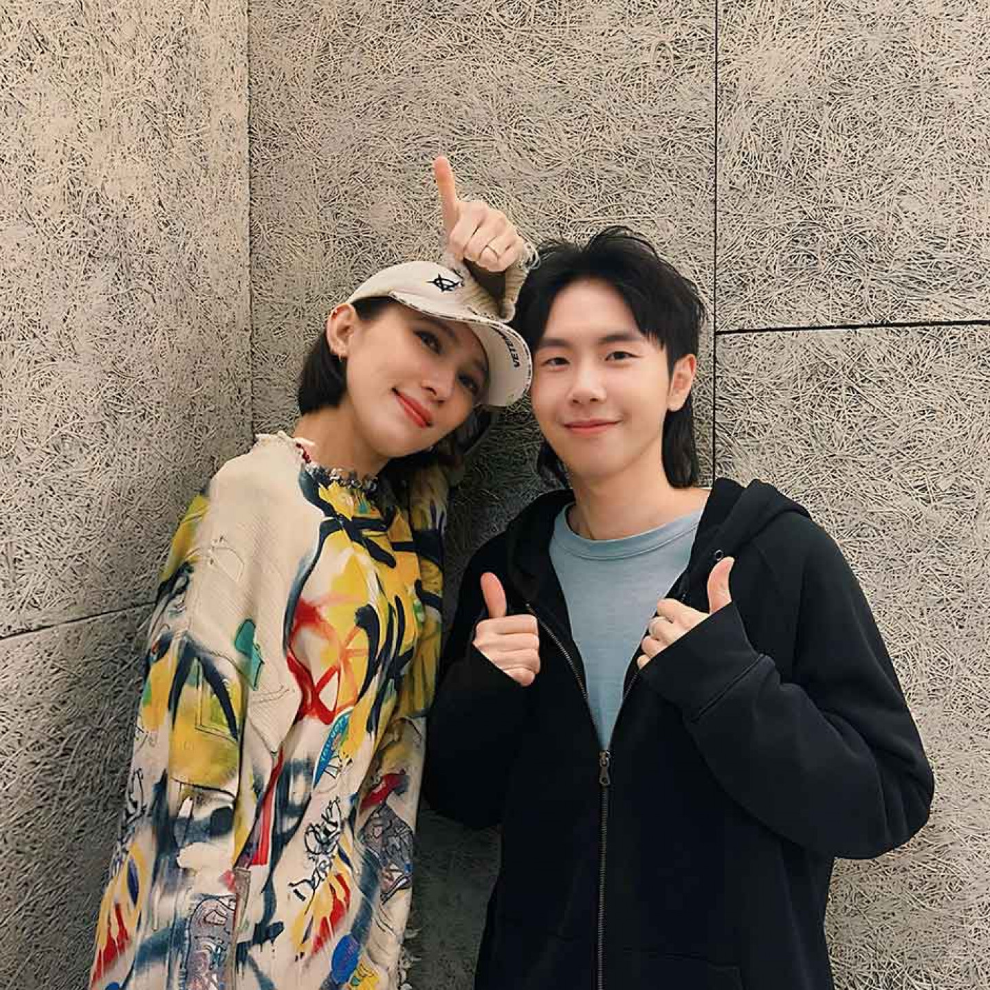 專輯中歌曲〈將汝送別位〉特邀恩師戴佩妮(左)擔任配唱製作人