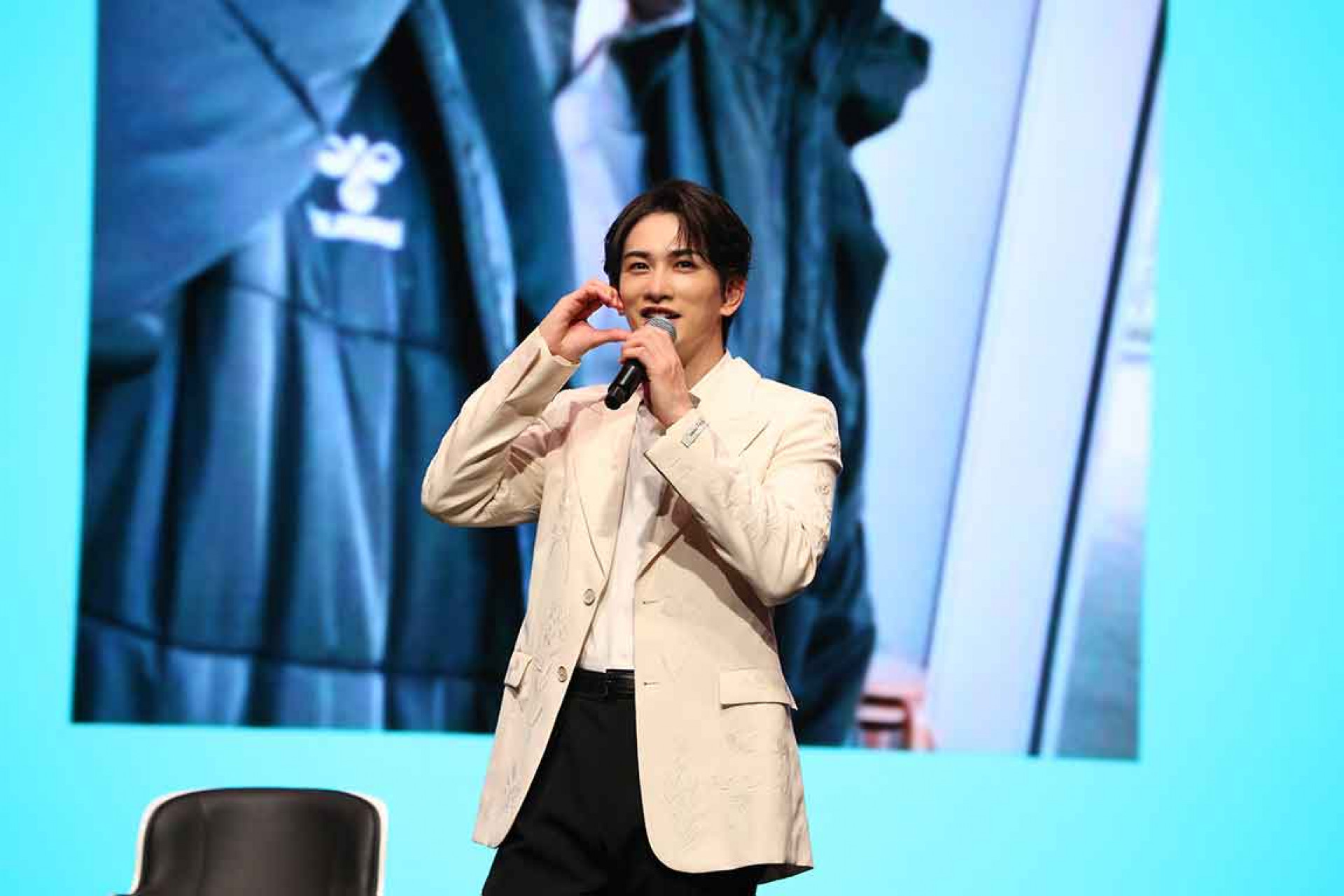 到夜市首次挑戰一口臭豆腐,表示「很好吃,整盤吃完」