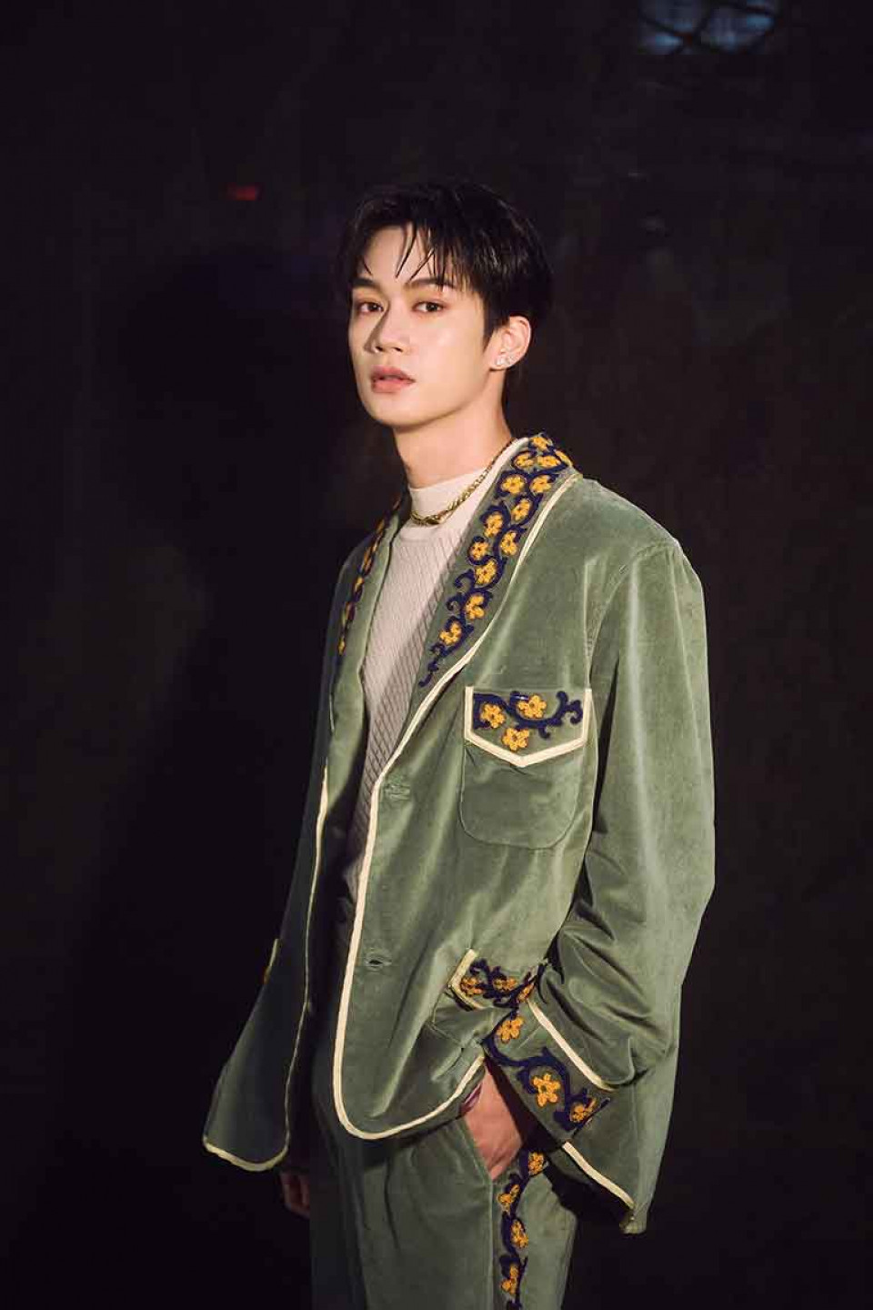 周子翔當天以一身草綠色的帥氣西裝造型現身