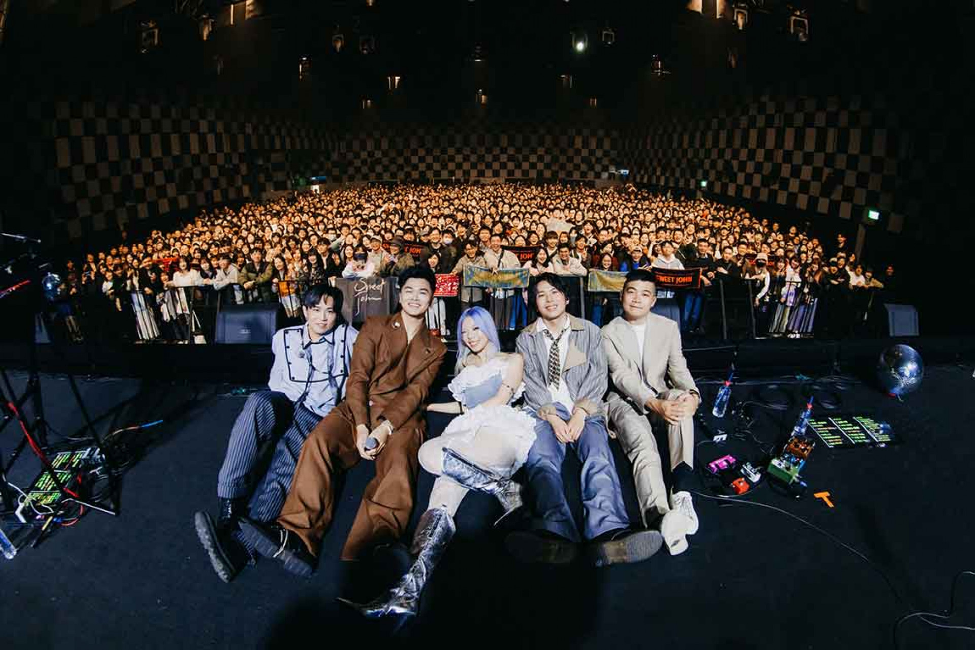 甜約翰與觀眾大合照_吉他手罐頭 主唱浚瑋 主唱Mandark 鼓手小J