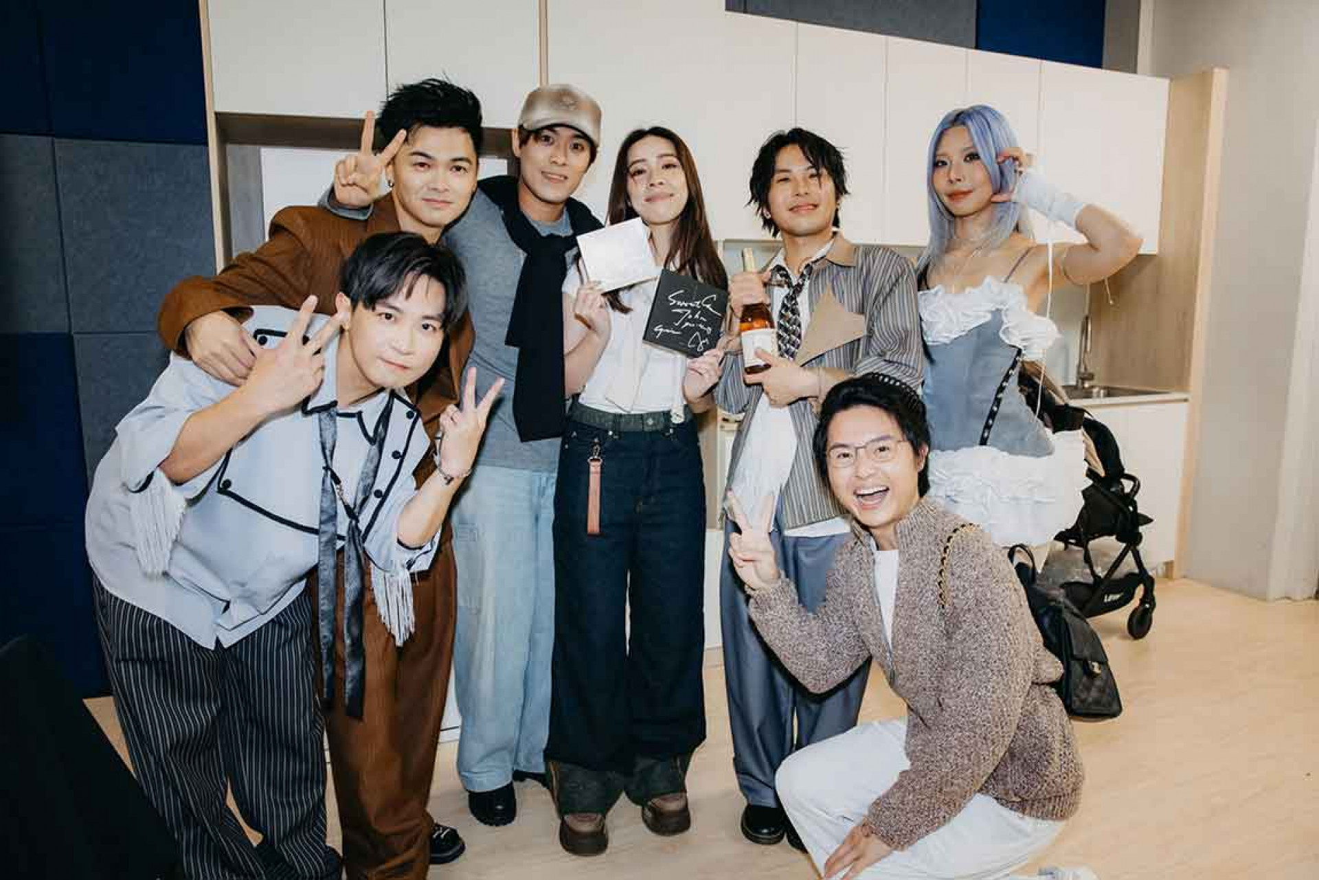 告五人獻上貴族紅酒展現兩團友誼