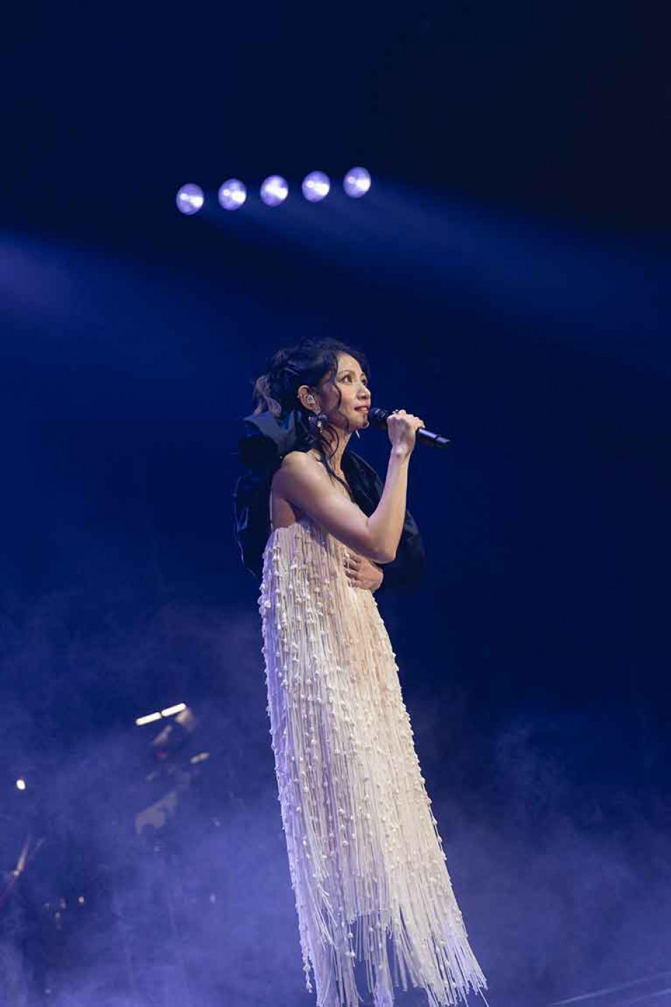 千娜換上米白色流蘇長洋裝 獻上對摯親好友們的無限感念