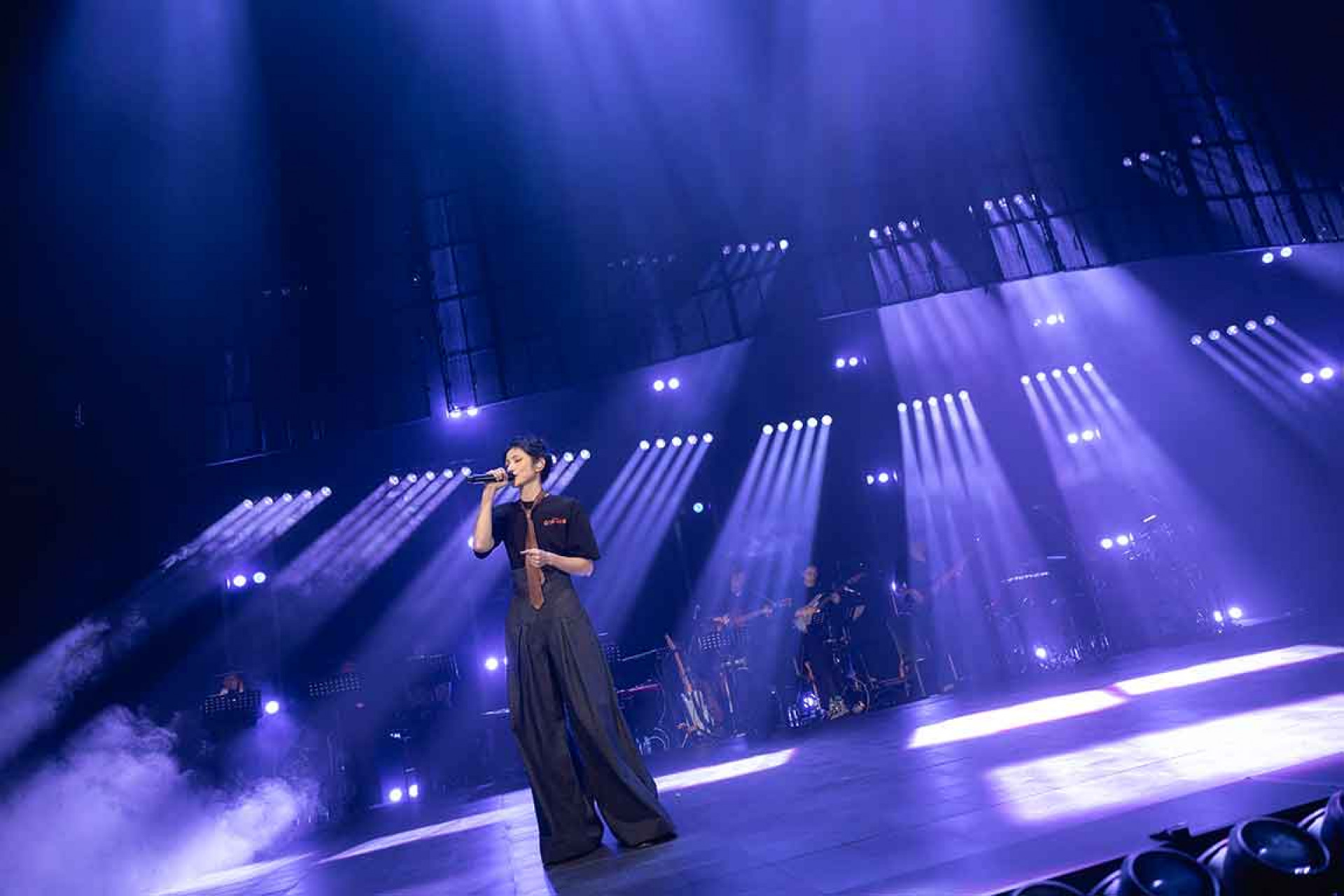 當晚「入戲」演唱會揭開序幕,千娜以時尚的黑色線條裝登場