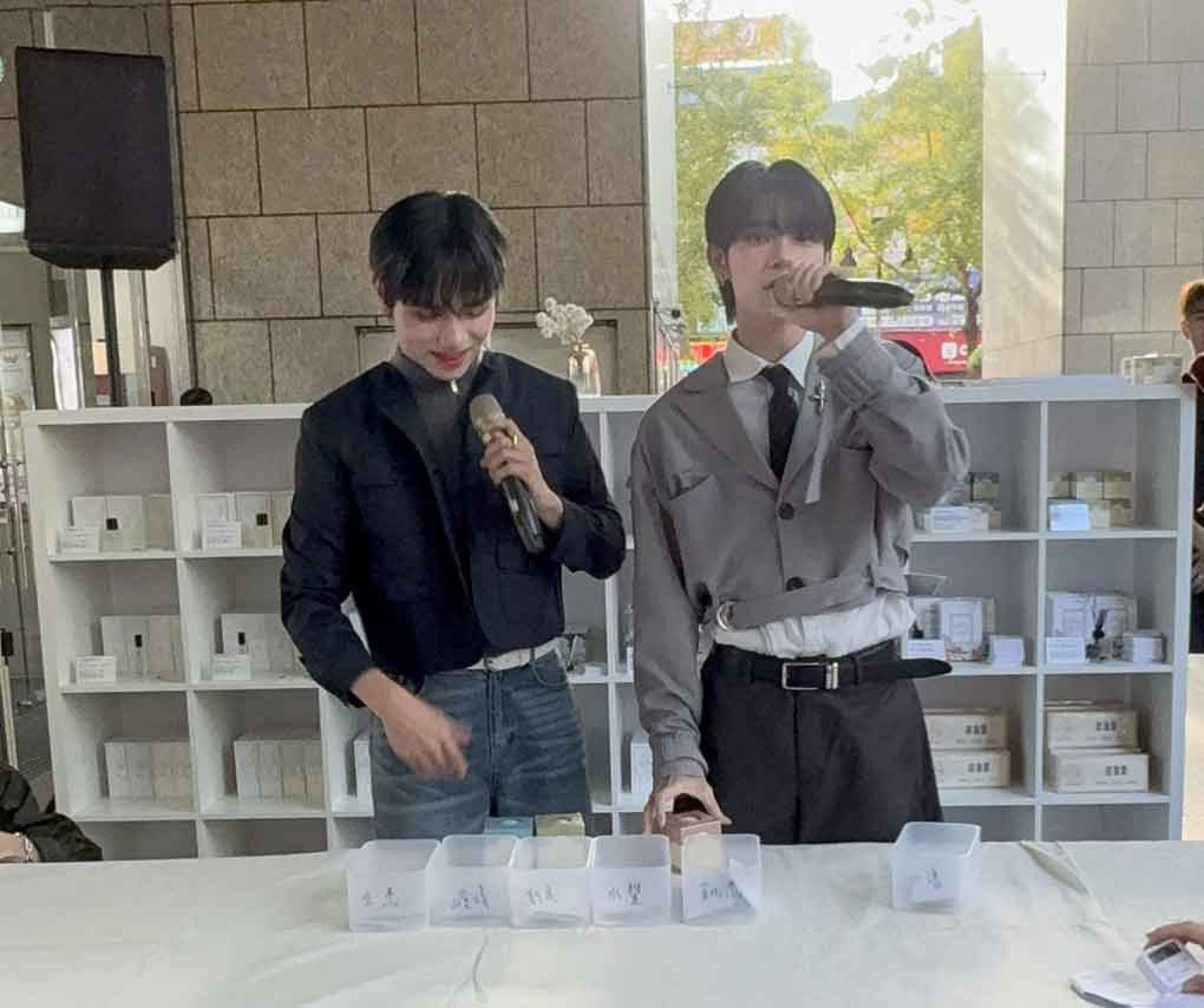 成員左起水豐﹑凱杰向大家推薦S.EROS 三款人氣香氛泡澡球