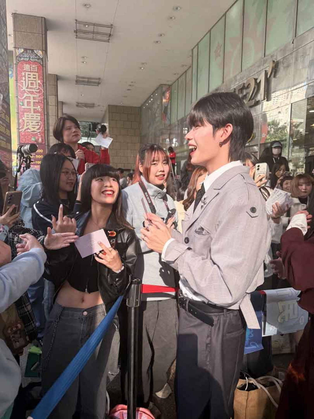 凱杰近距離寵粉與歌迷互動