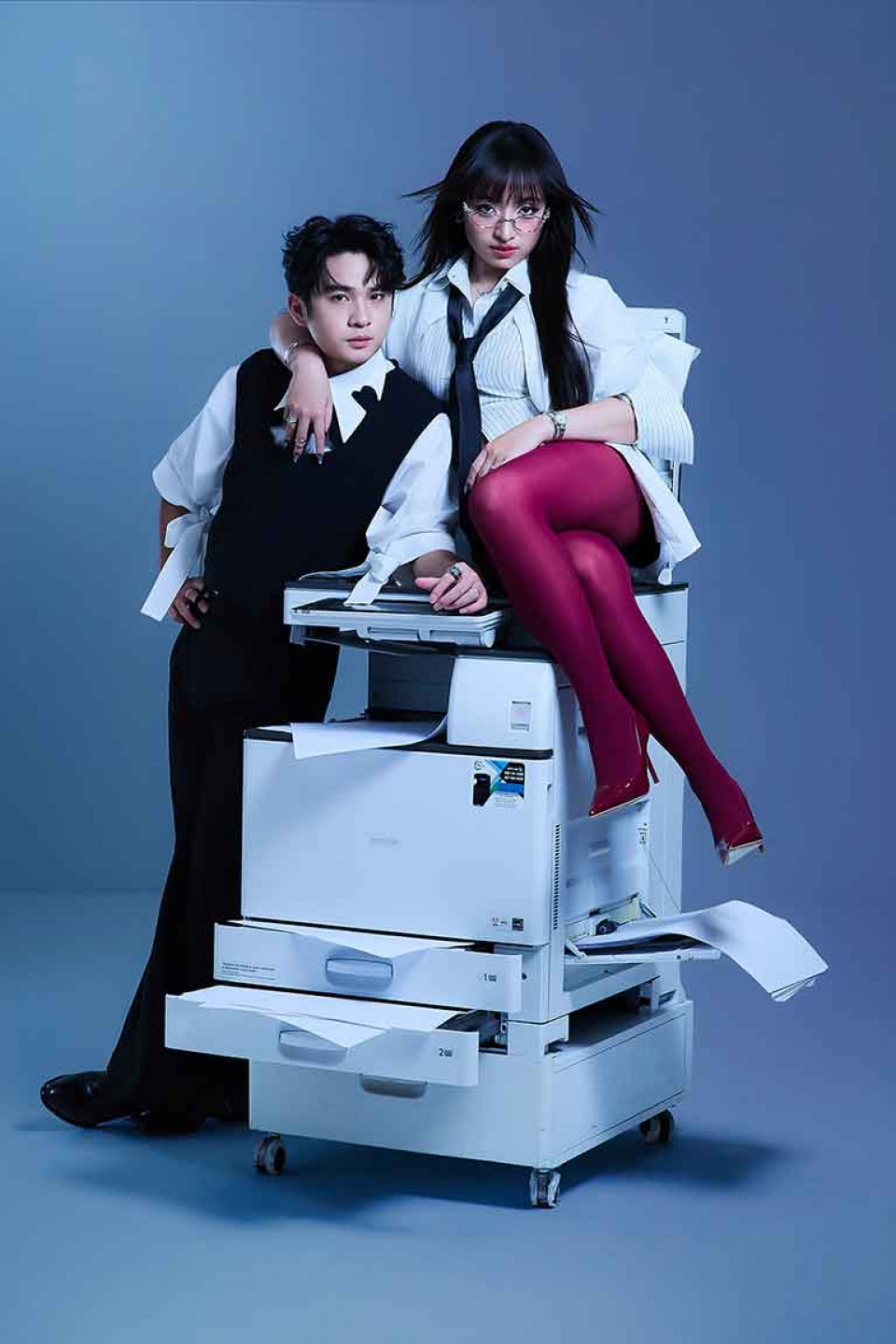 把辦公室搬進歌曲裡 會議桌、拉開椅子的聲音 都若有似無的暗示