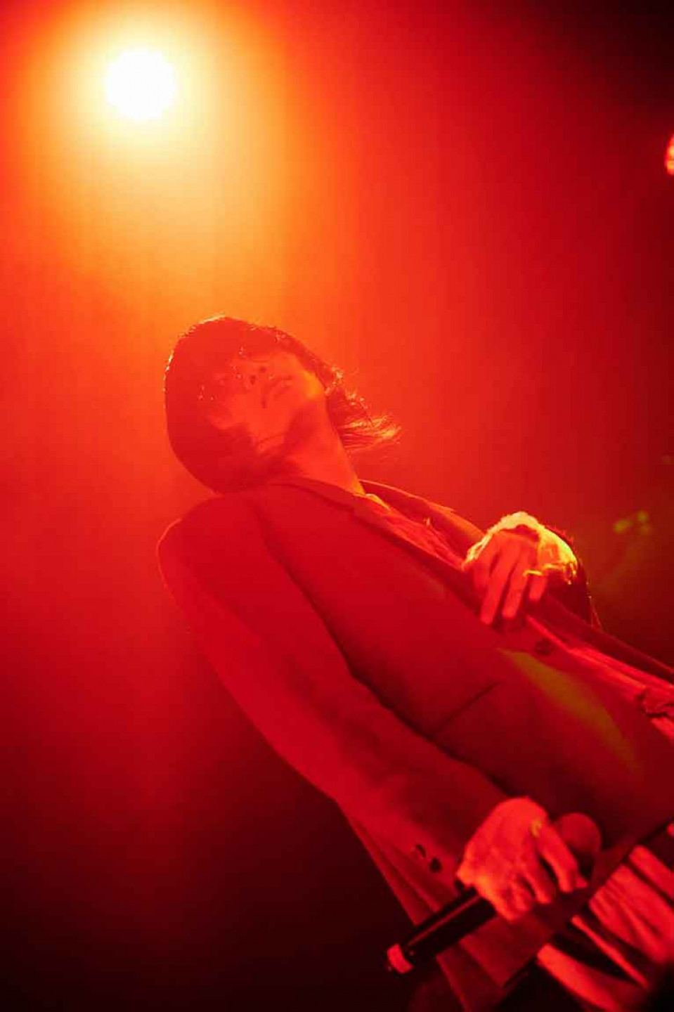 AKASAKI身穿猩紅色西裝外套與條紋長褲站上舞台