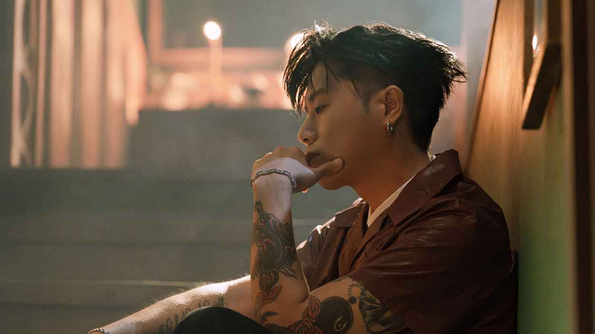 HowZ〈Mr. Wang〉直球挑戰道德紅線 大談禁忌情慾！ 把「老王心事」唱到骨子裡