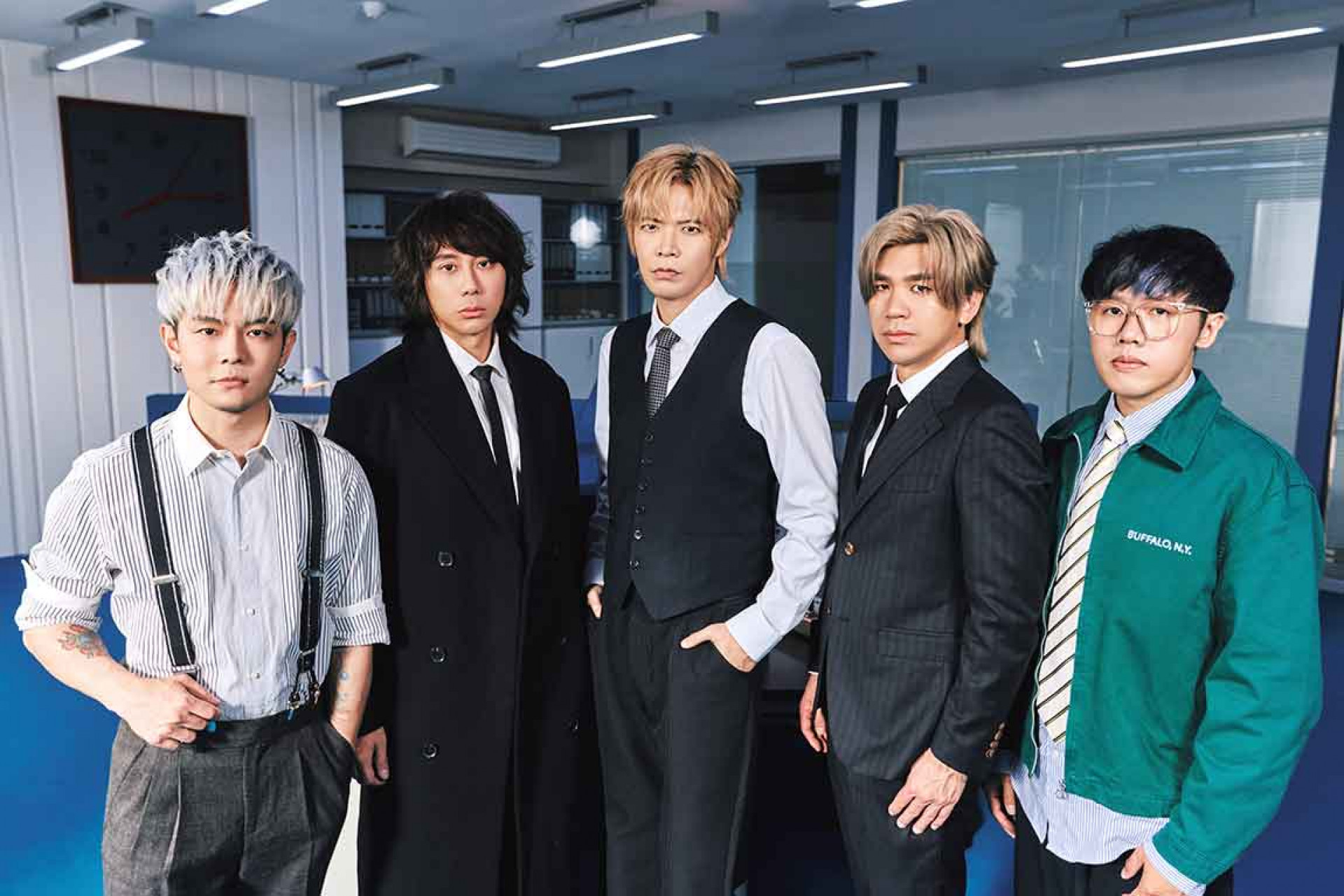 各懷功能對抗職場霸凌 全員難得換上帥氣西裝