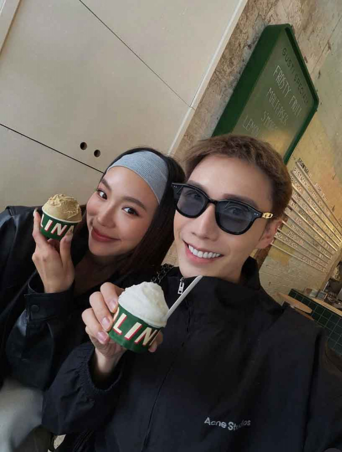 身邊好友網美小吳(右)都搶先試喝力讚