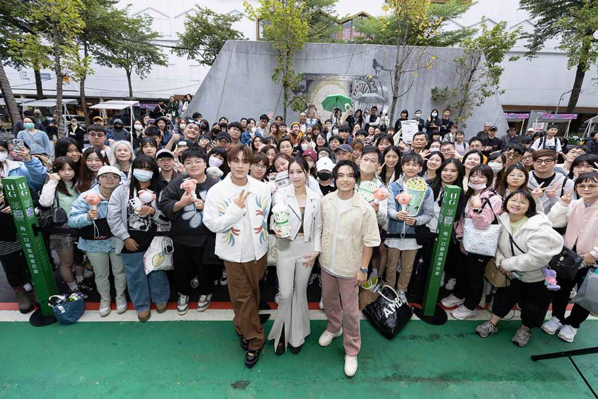 告五人買555杯飲料致贈白衣天使，更自掏腰包加碼再買100杯飲料，給今天到場的哈瓜們。（相信音樂提供）