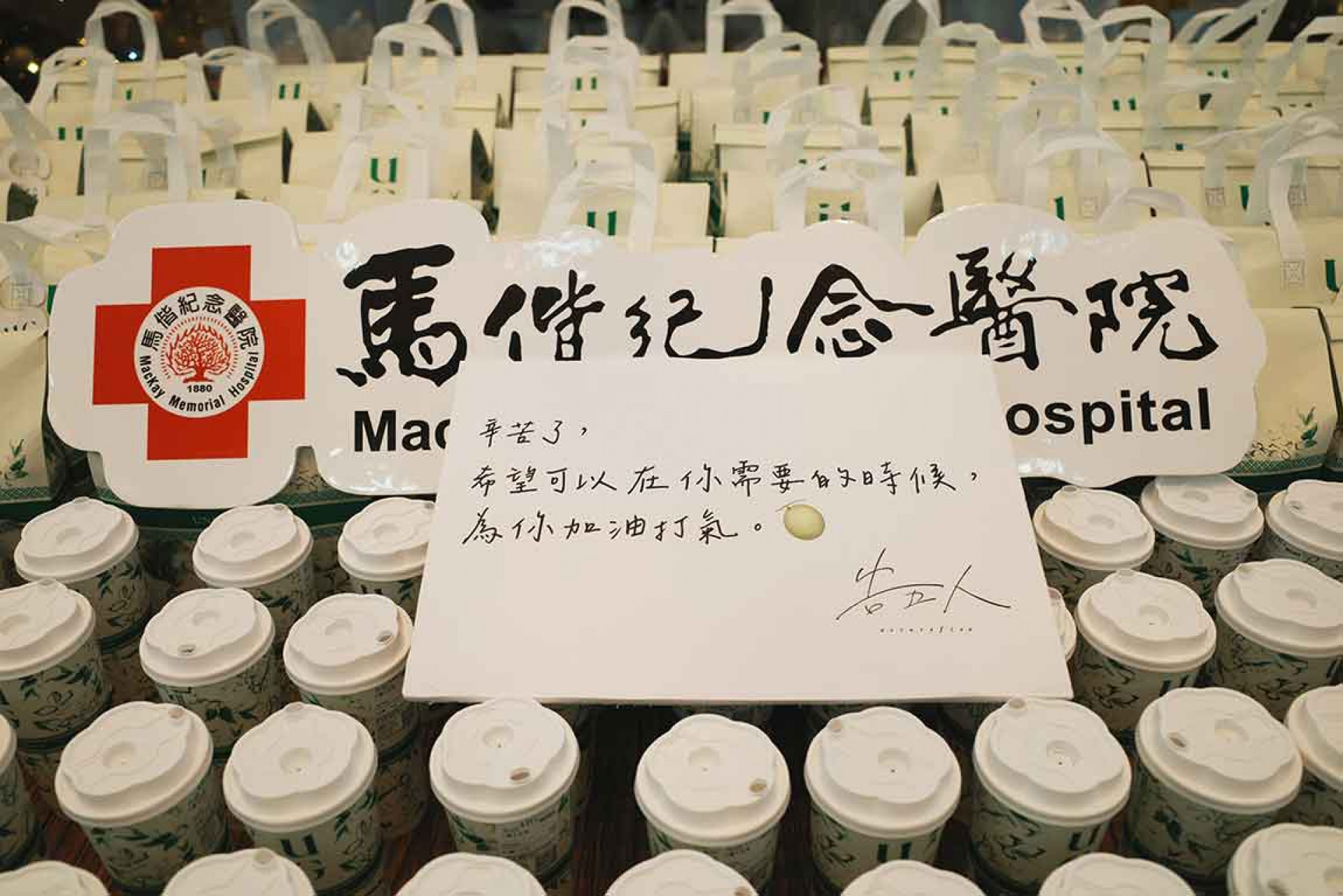 告五人拋磚引玉傳遞愛心,獻上寒冬「暖流行動」鼓舞醫療前線。(相信音樂提供)