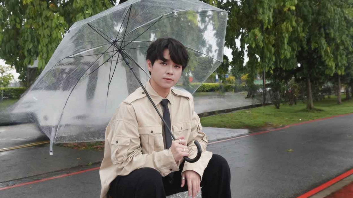 黃俊榮25歲新篇章 新歌〈放飛機〉靈感來自等不到訊息 嘴上說沒關係心裡卻酸