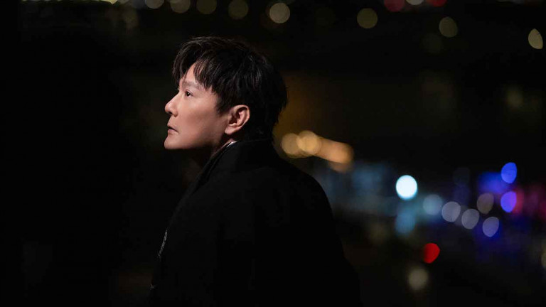 張信哲〈守候〉走遍巴黎名景 拍MV不忘陪母 帶張媽與弟弟同遊 孝順一面暖翻粉絲