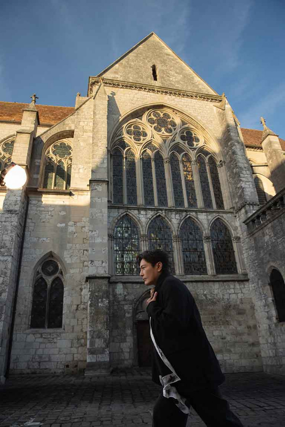 拍MV不忘陪母 張信哲帶張媽,弟弟同遊巴黎 孝順一面暖翻粉絲