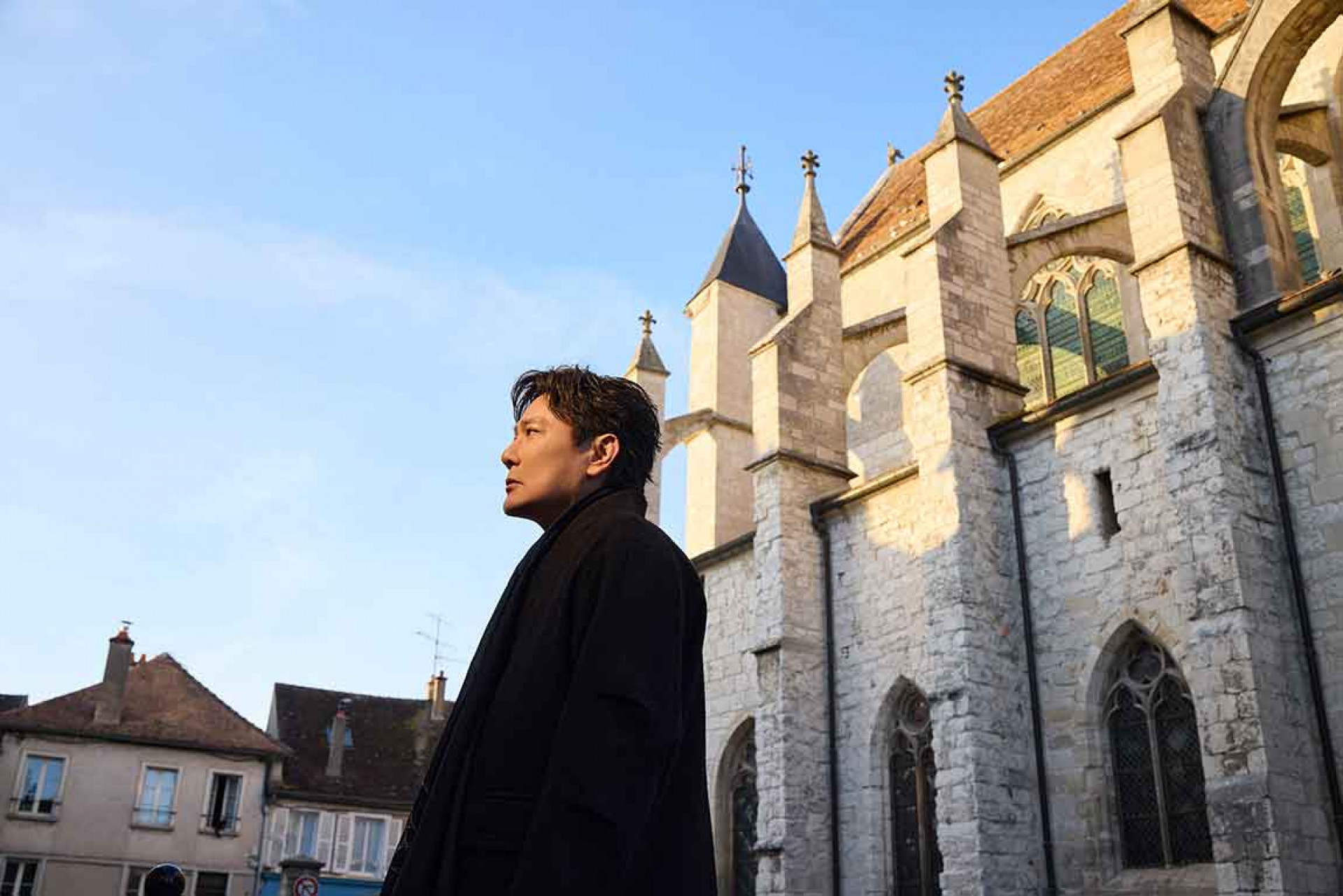 情歌王子巴黎收官再拋催淚彈 張信哲〈守候〉MV 走遍巴黎名景