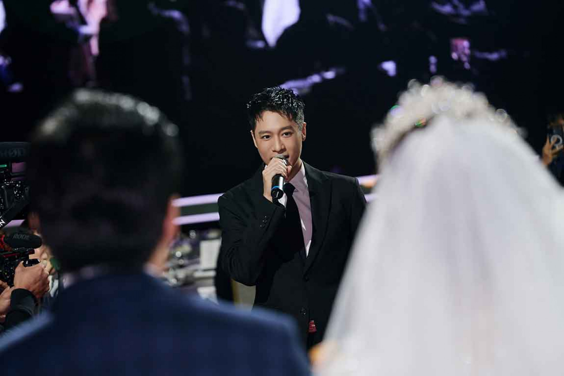 周湯豪化身婚禮歌手 驚喜空降粉絲結婚現場。環球音樂 提供