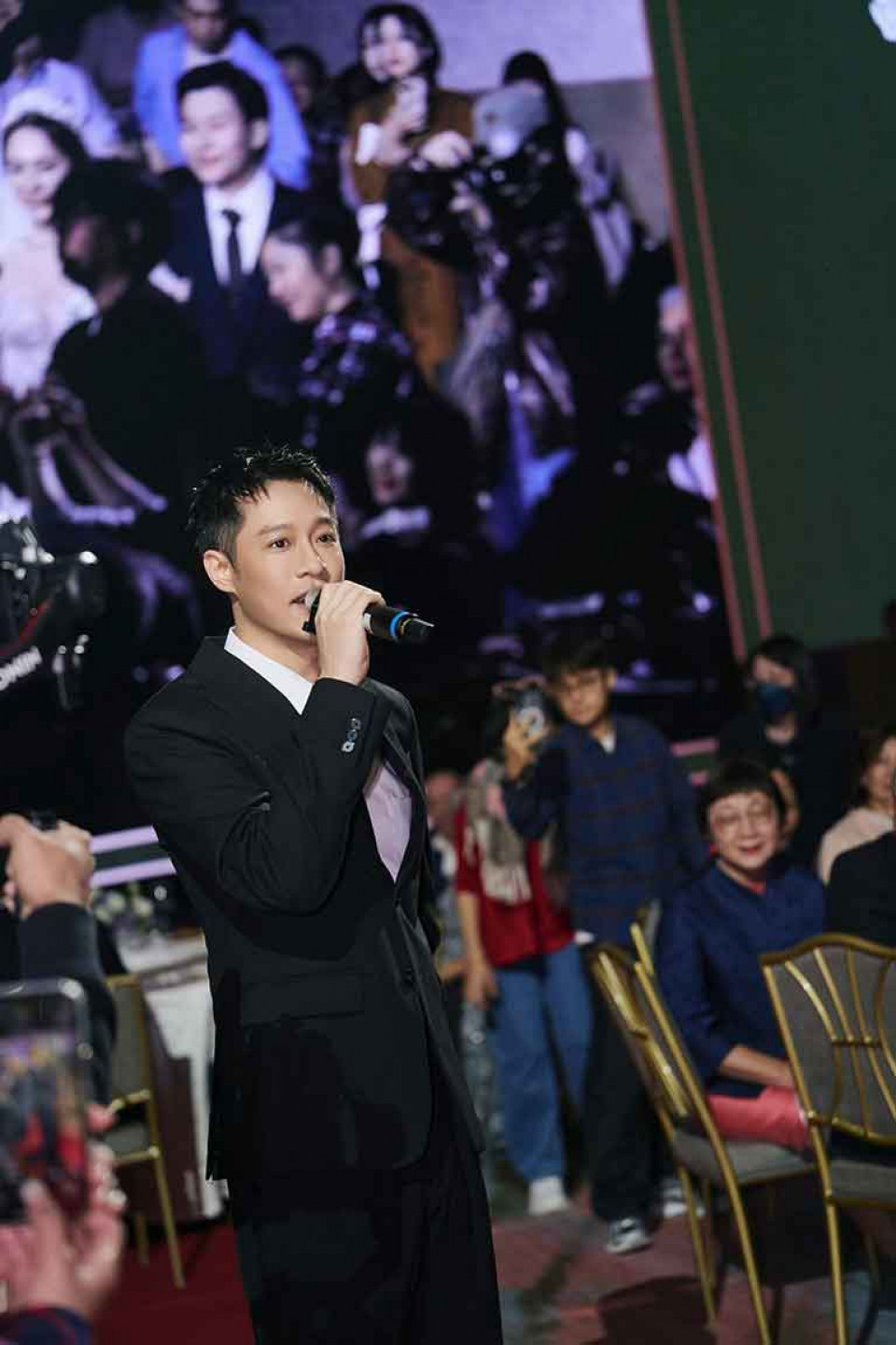 周湯豪表示：「當初寫〈TIL THE END〉腦海裡就浮現婚禮的畫面。」環球音樂 提供